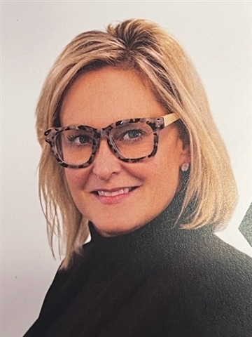 Consultant Amber J Schuchmann