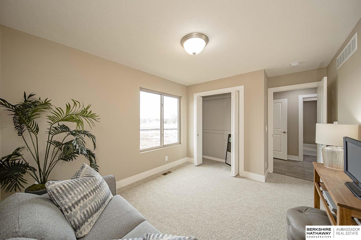 17111 Hawthorne Avenue, Omaha, Nebraska image 16