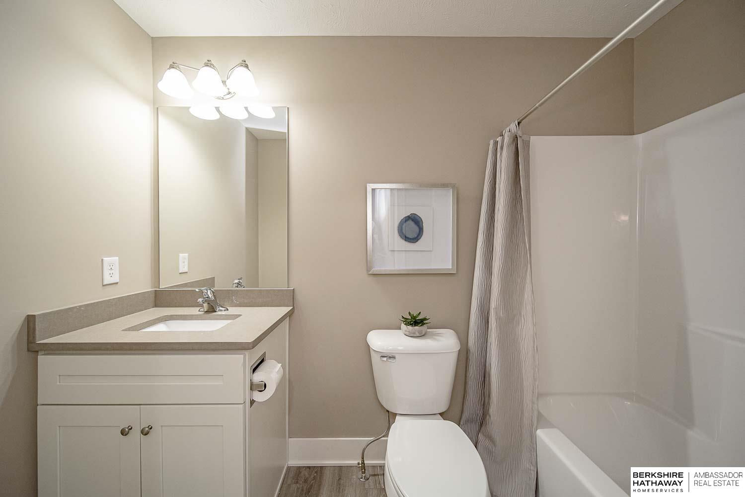 17111 Hawthorne Avenue, Omaha, Nebraska image 17
