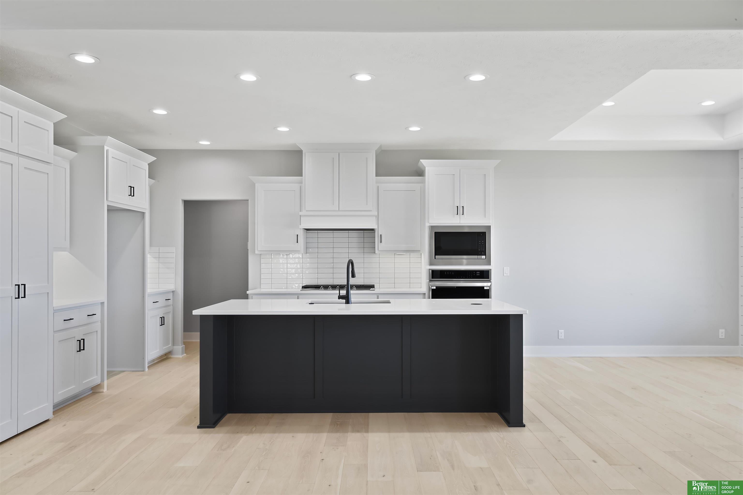 1213 Devon Drive, Papillion, Nebraska image 2