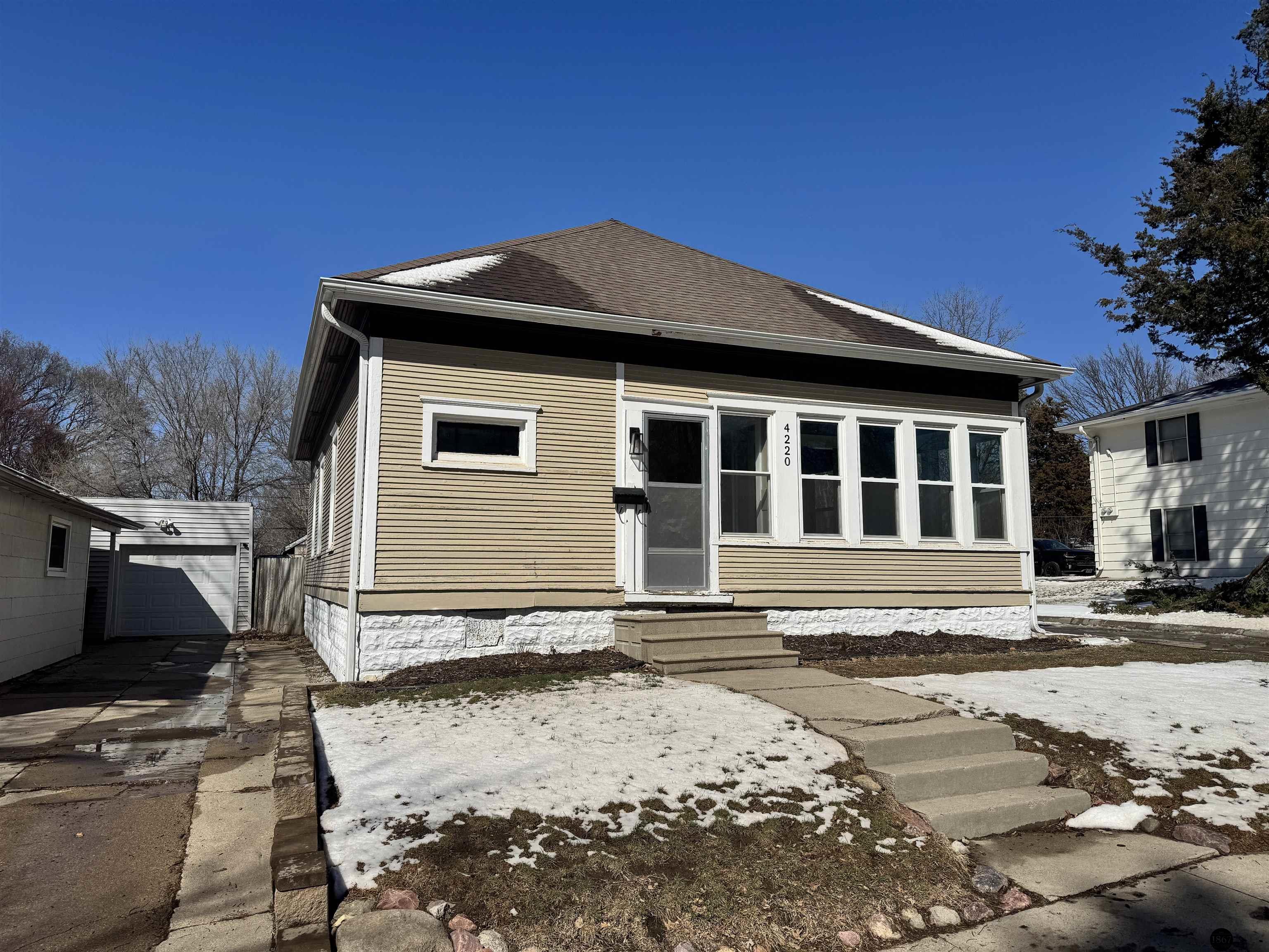 4220 Lenox