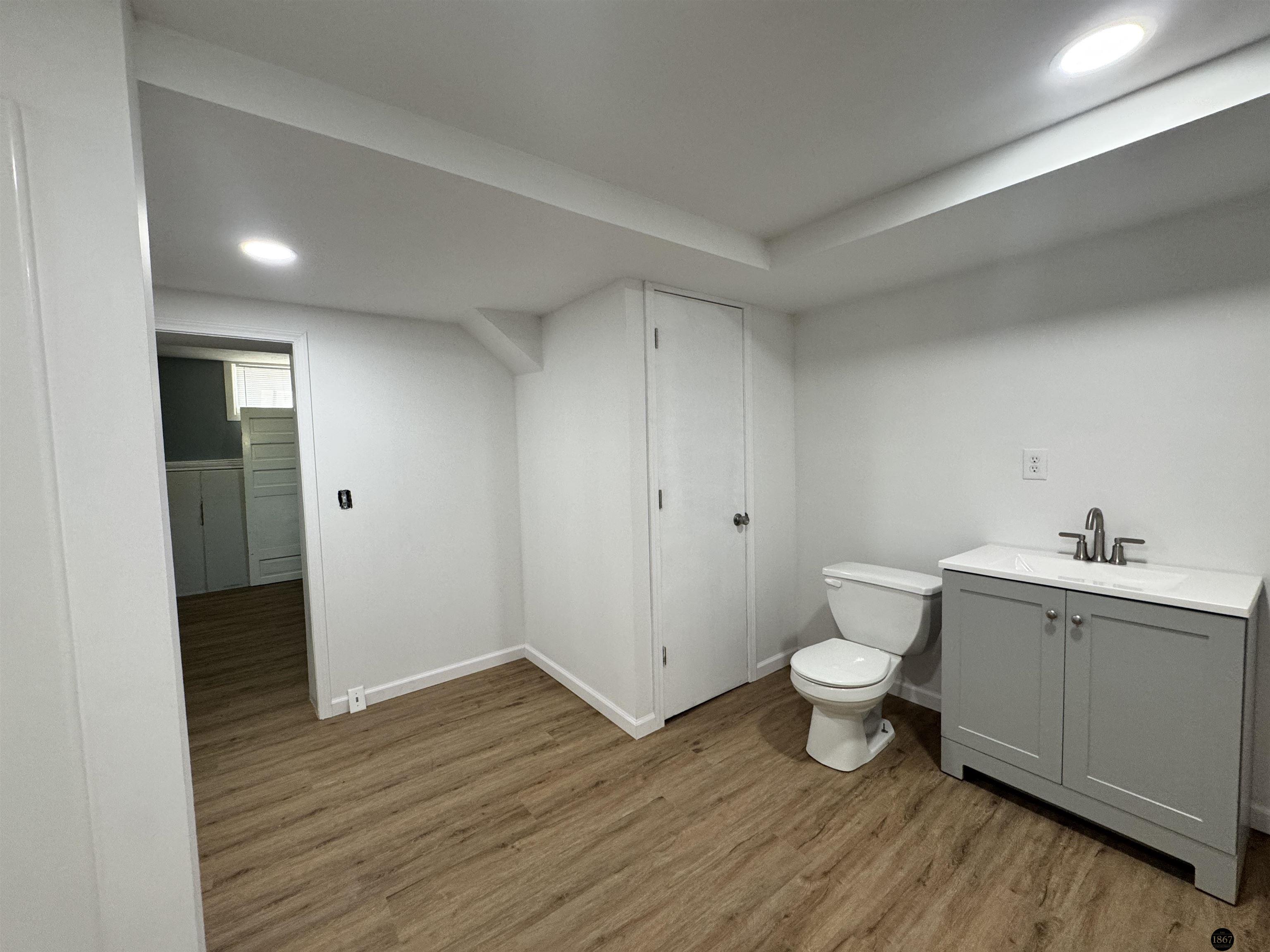 4220 Lenox