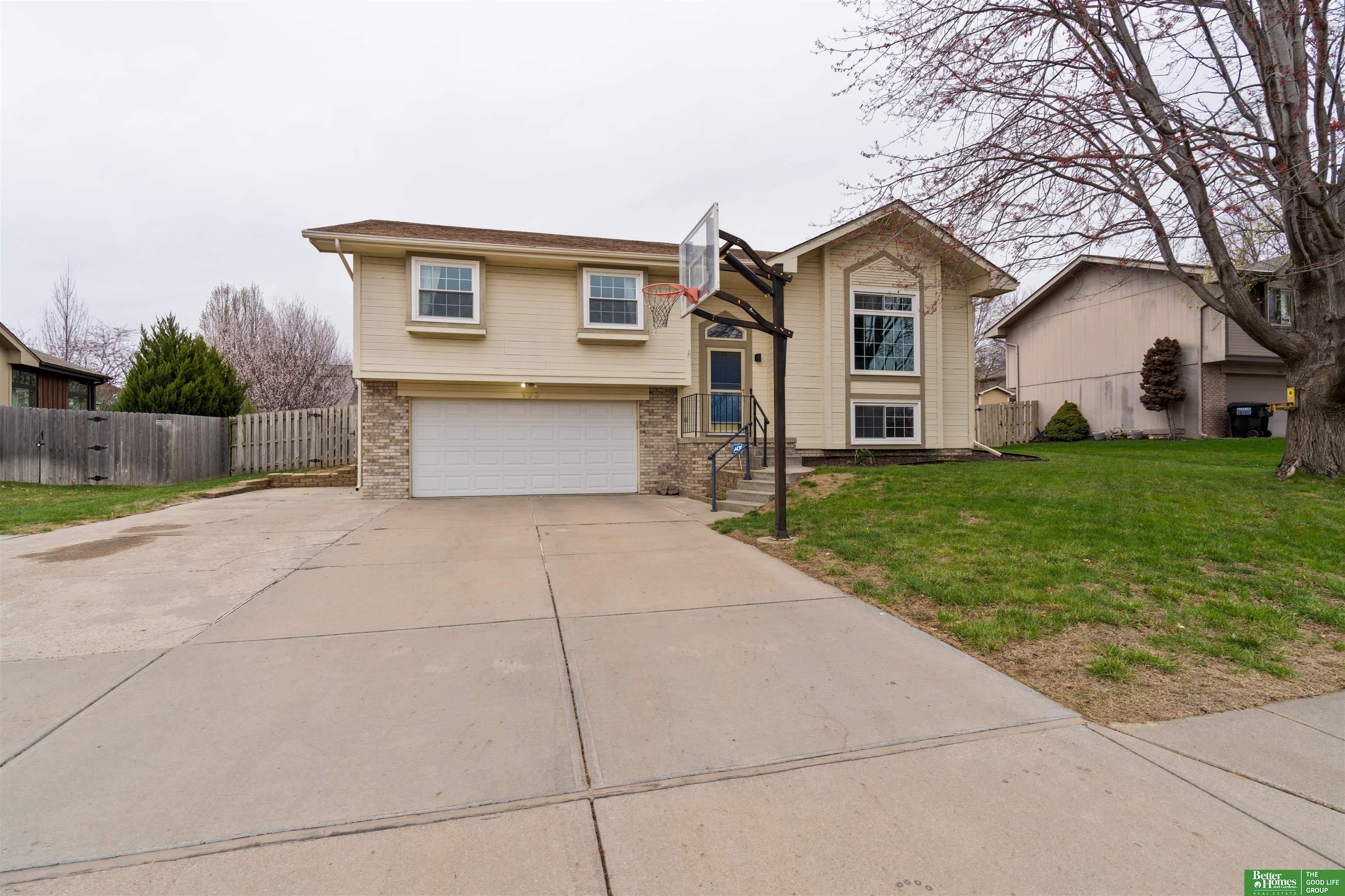 108 Summerset Drive, Papillion, Nebraska image 2