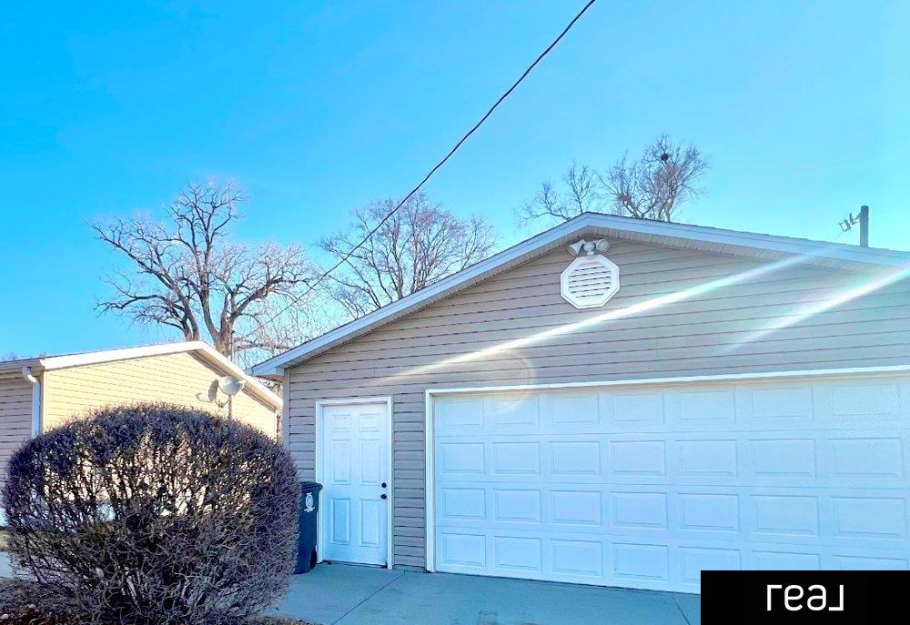 1327 Avenue J, Council Bluffs, Iowa image 3