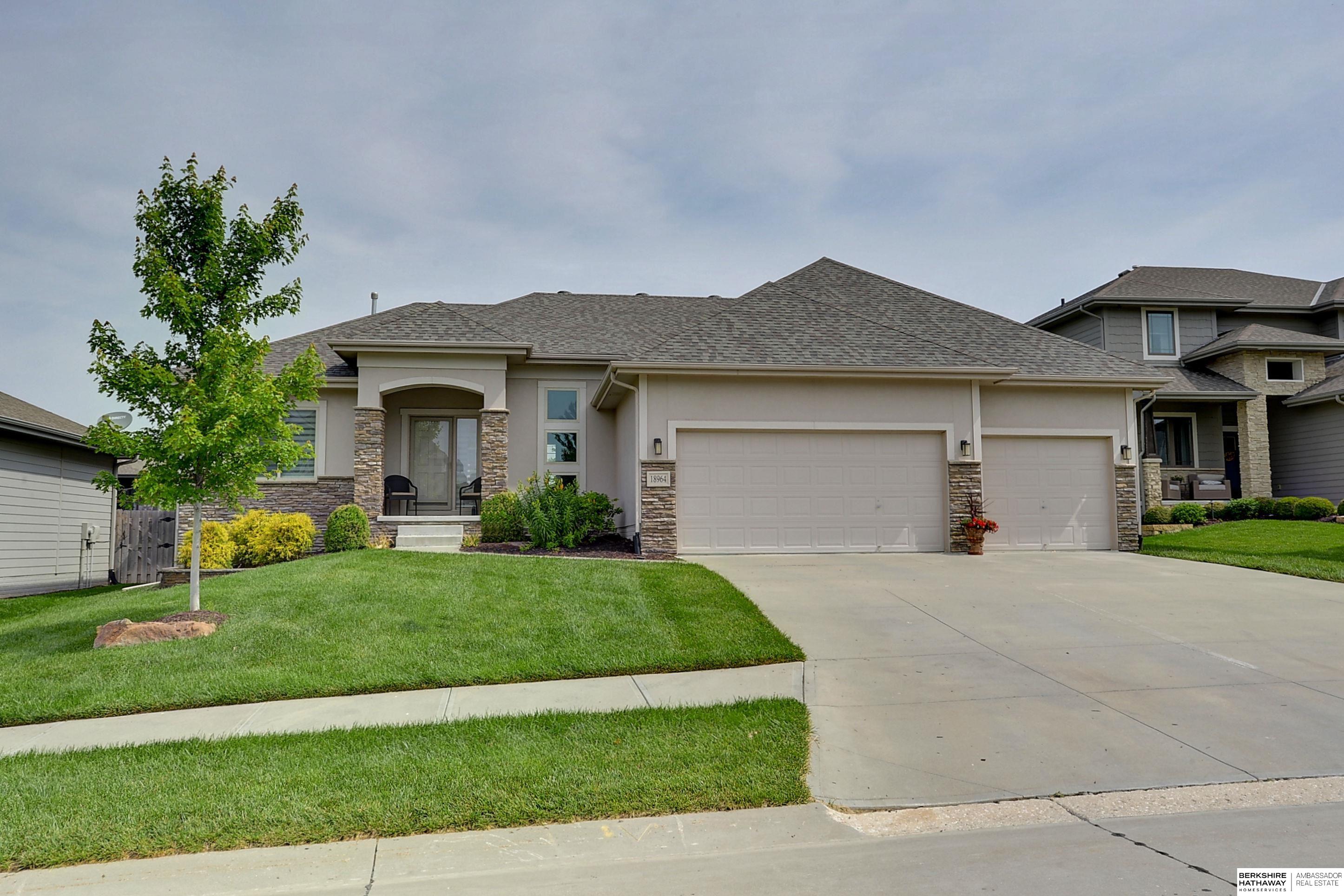 18964 Spaulding Circle, Elkhorn, Nebraska image 1