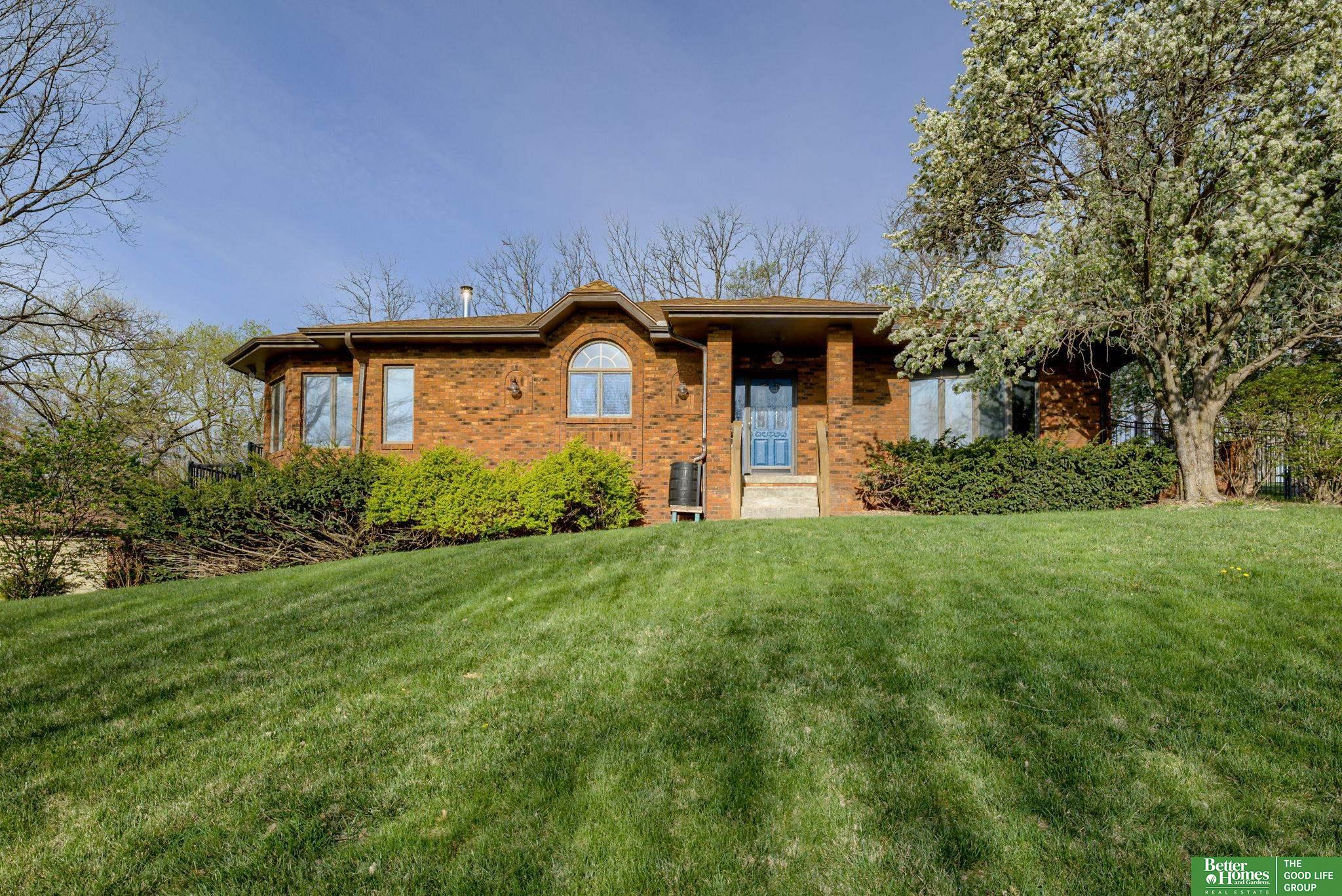9404 Valaretta Drive, Gretna, Nebraska image 1