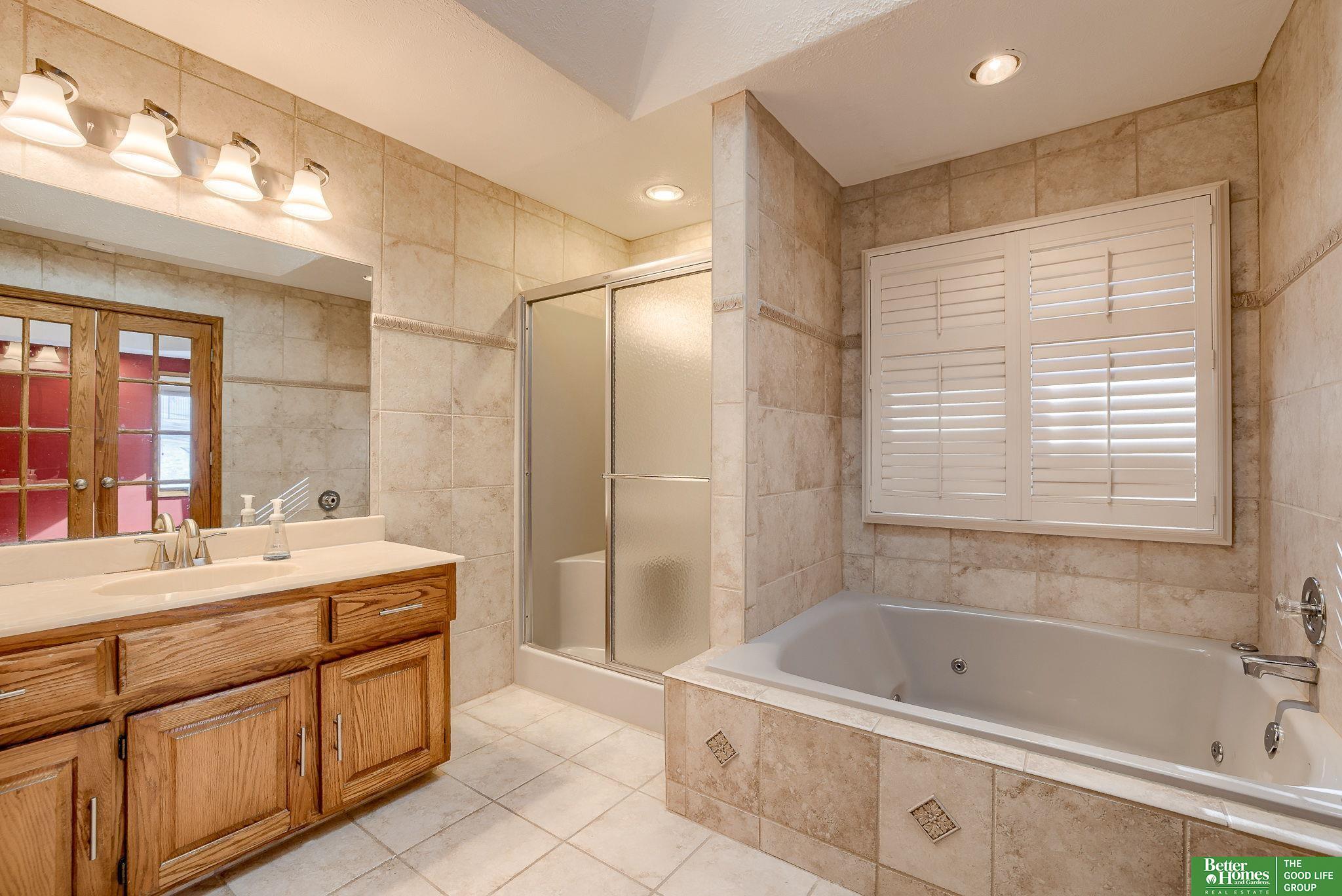9404 Valaretta Drive, Gretna, Nebraska image 32
