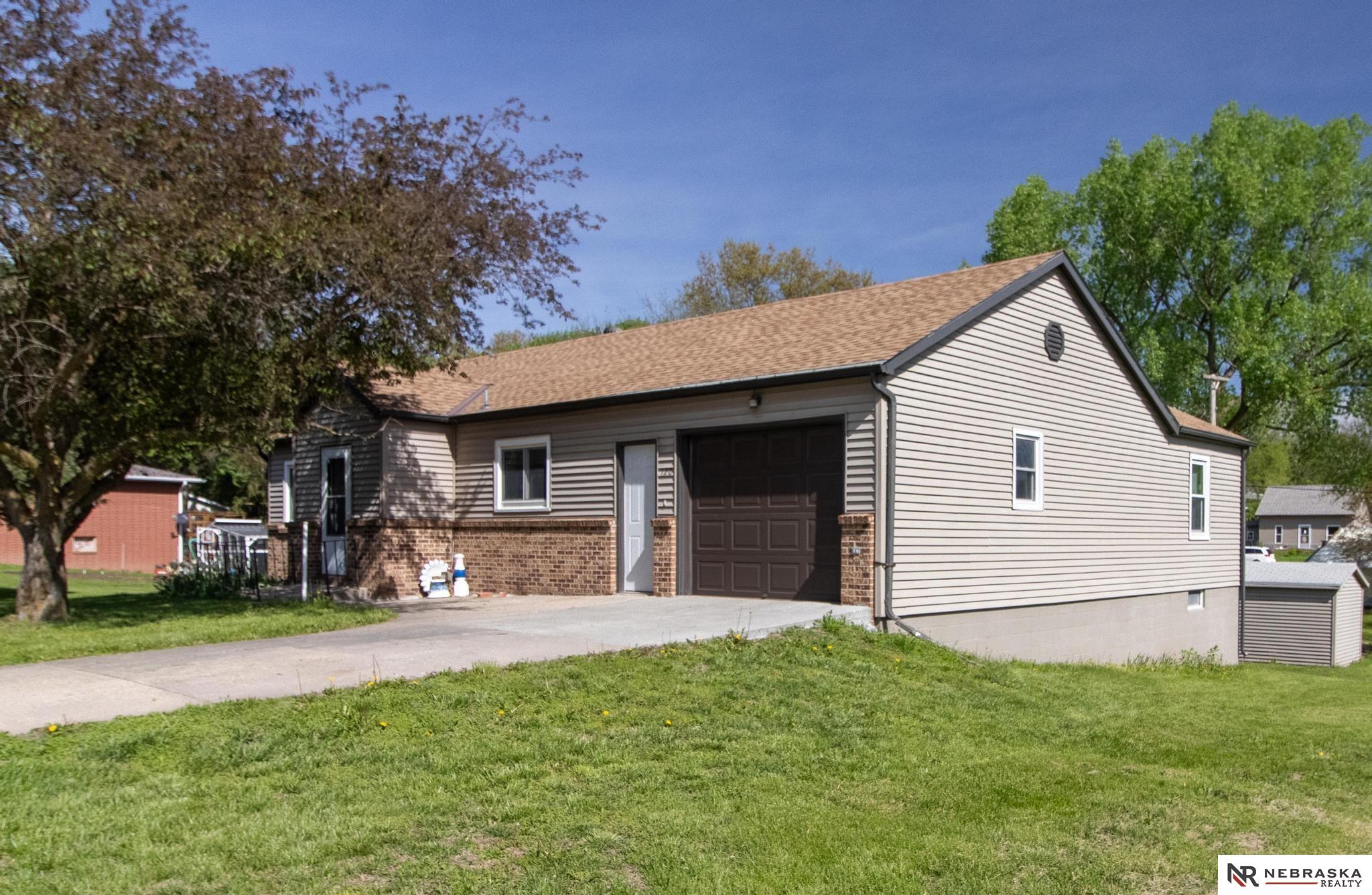 120 W 3rd Street, Douglas