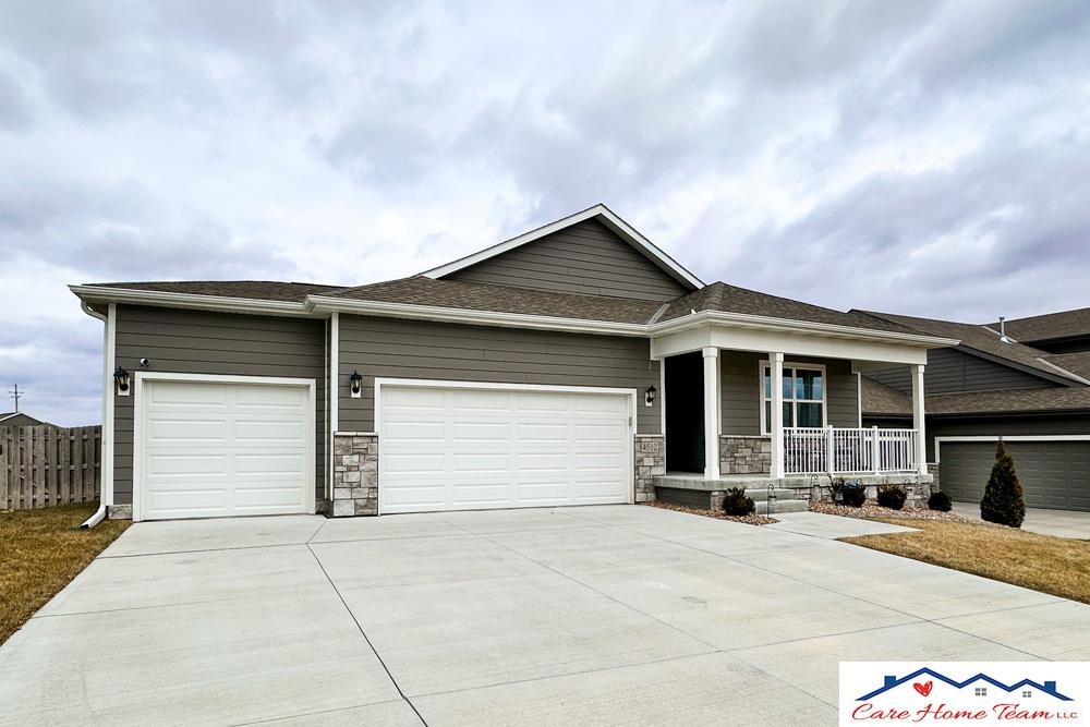 4512 Lawnwood Drive, Papillion, Nebraska image 1