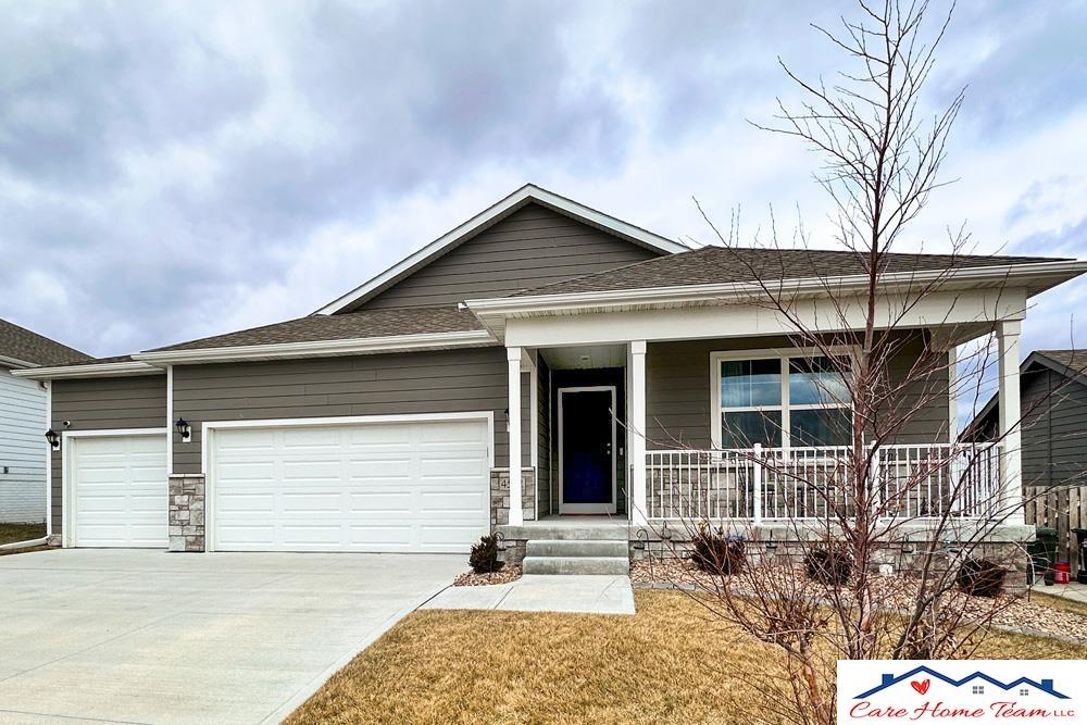 4512 Lawnwood Drive, Papillion, Nebraska image 2