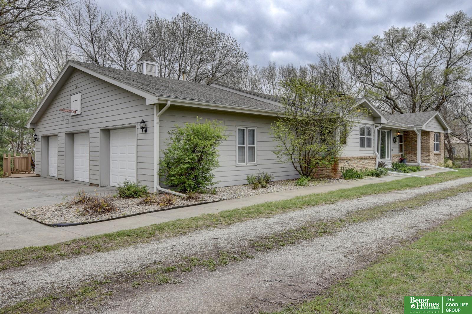 10032 Kings Drive, Omaha, Nebraska image 3