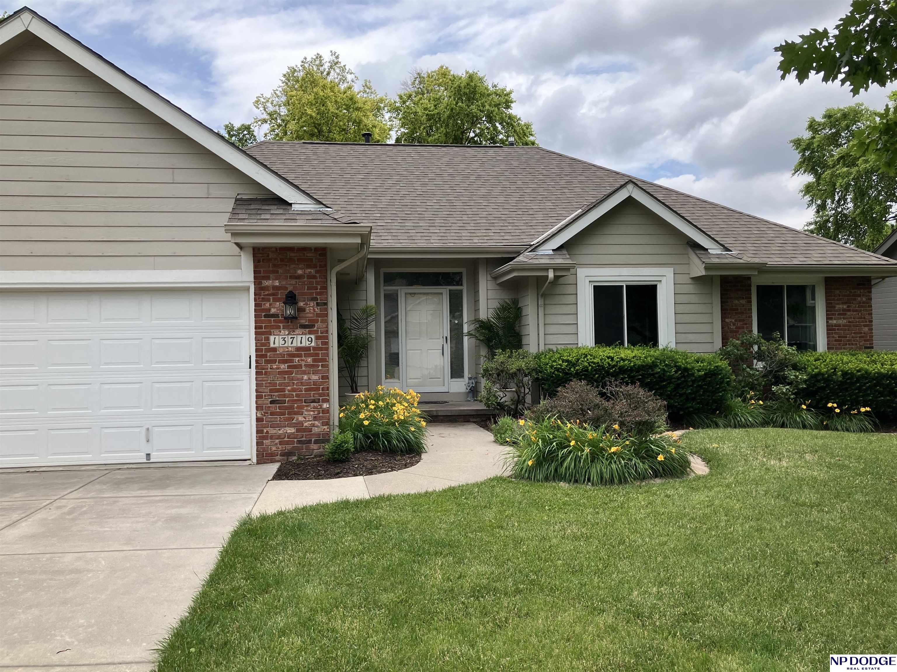 13719 Hillsborough Drive, Omaha, Nebraska image 2