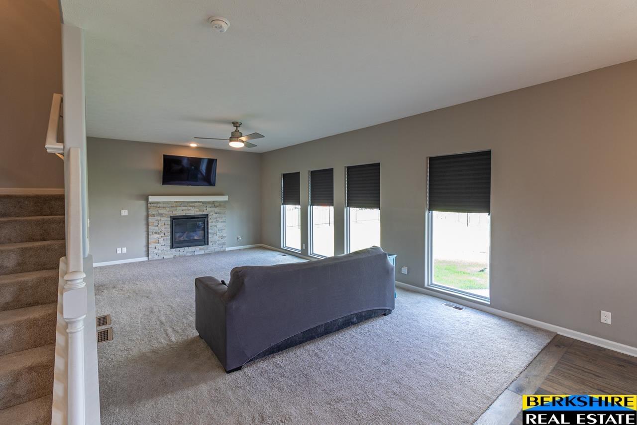 10569 S 111 Street, Papillion, Nebraska image 2