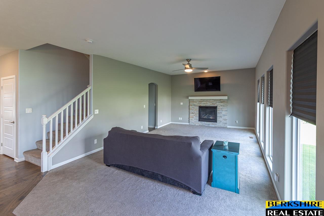 10569 S 111 Street, Papillion, Nebraska image 3