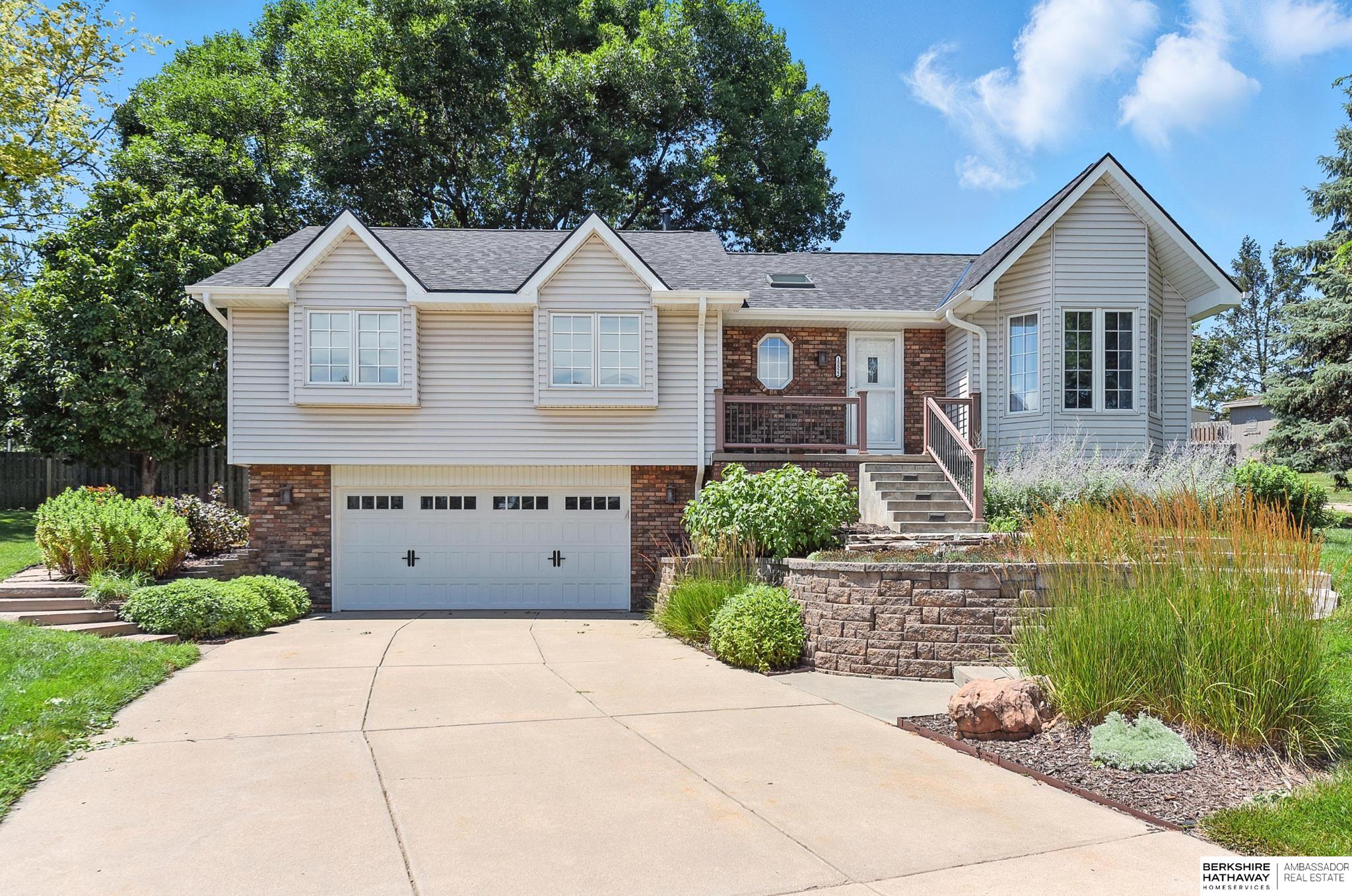 15522 Fieldcrest Circle, Omaha, Nebraska image 1