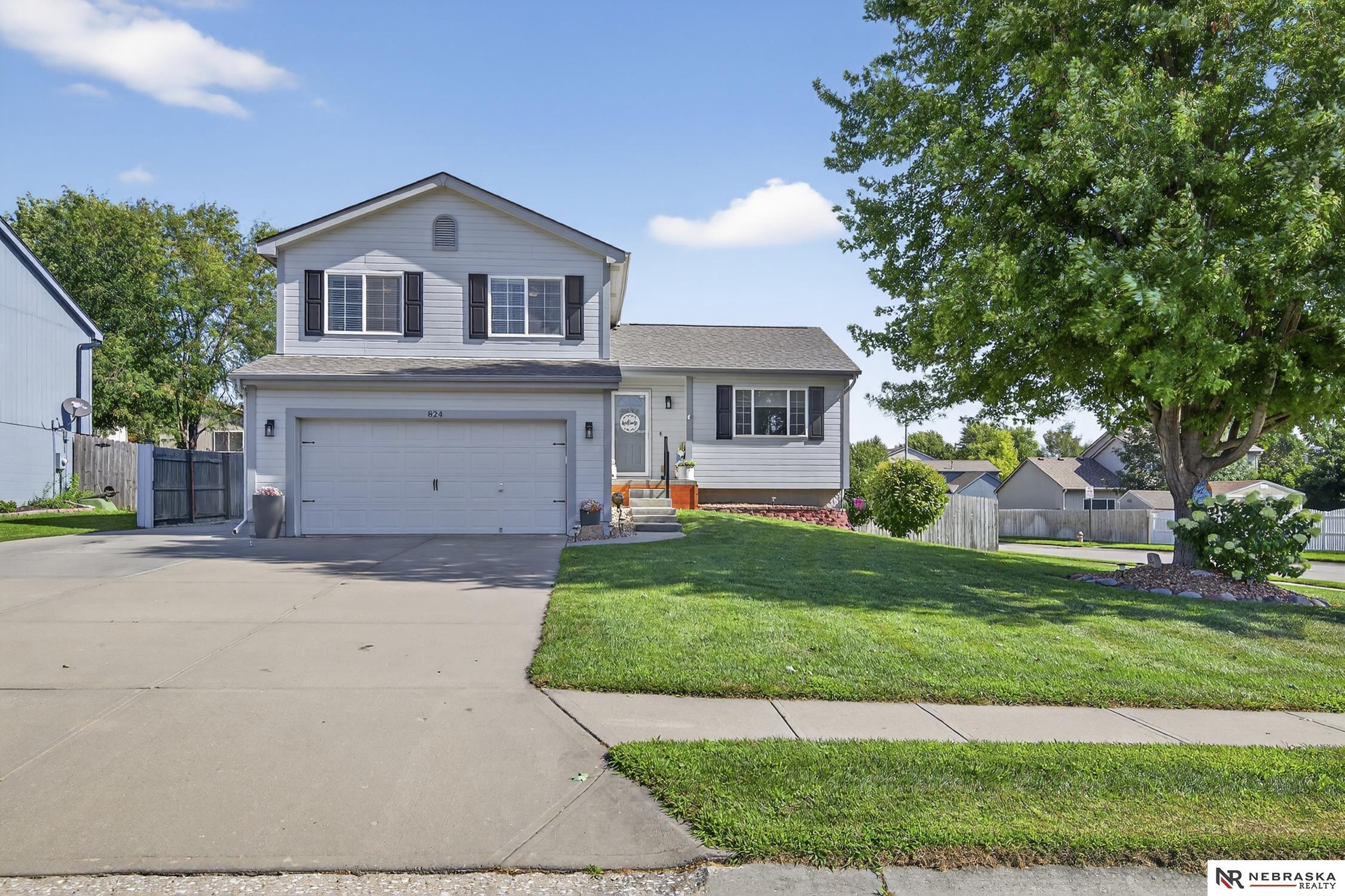 824 Clearwater Drive, Papillion