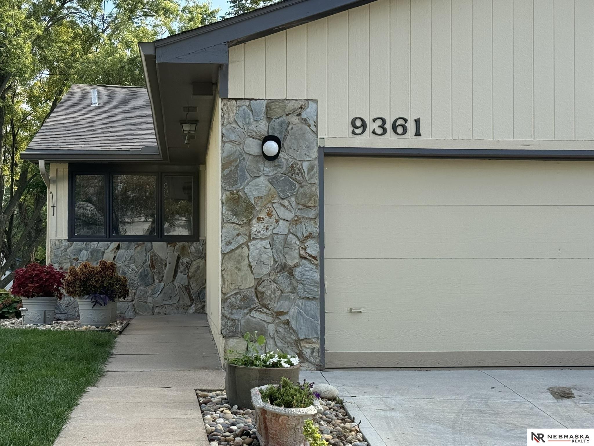 9361 Hillside Plaza, Omaha