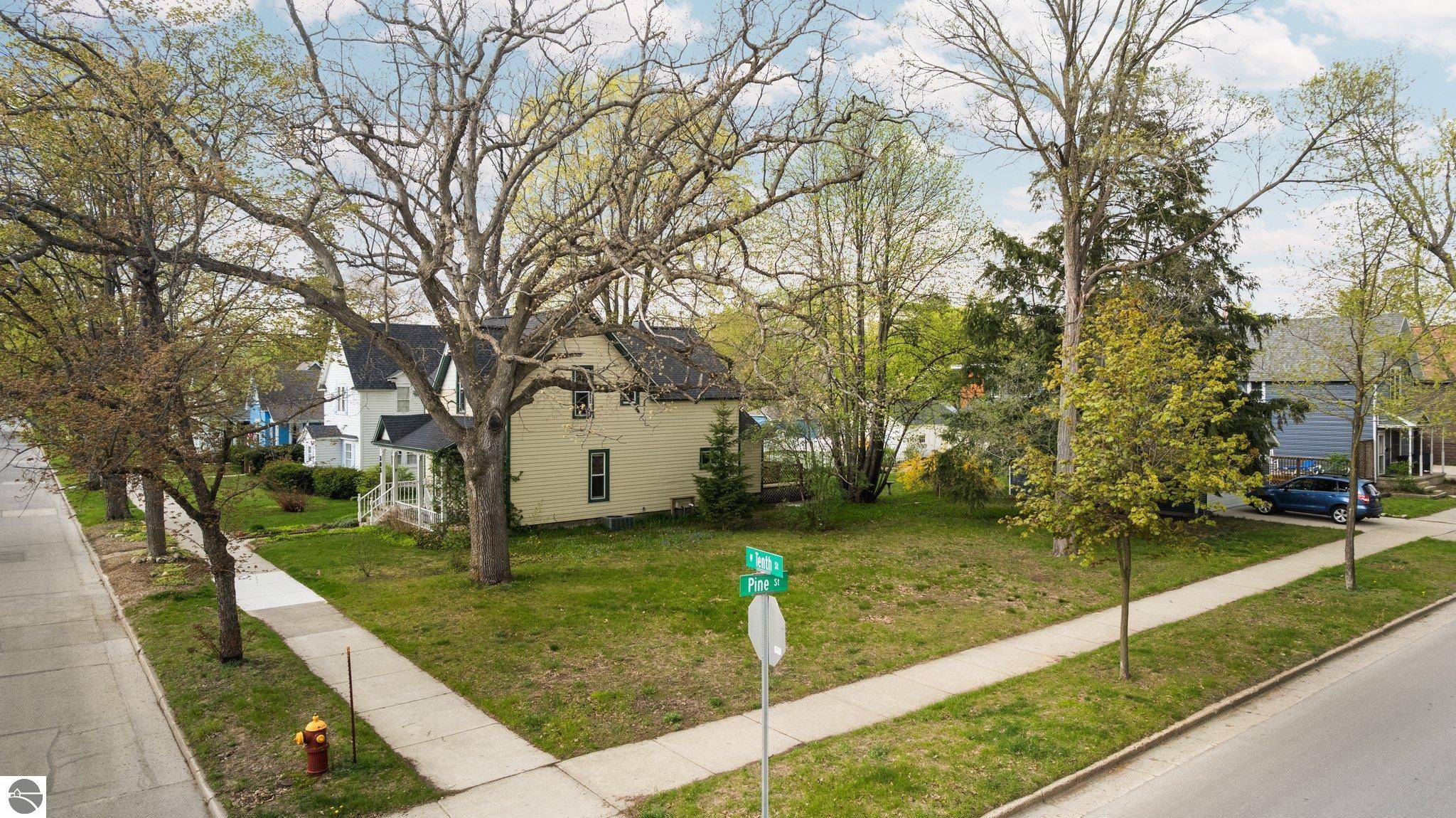 302 W Tenth Street