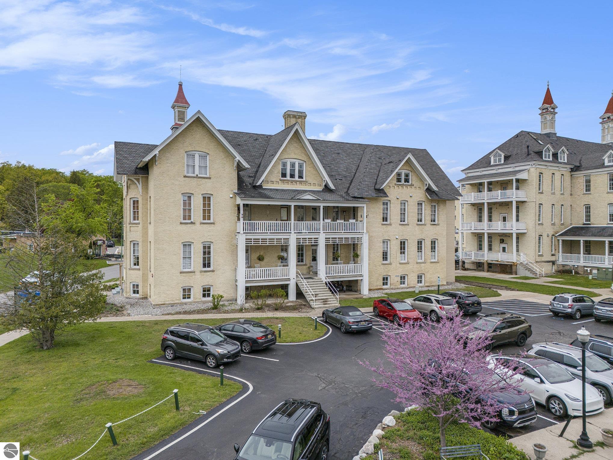 810 Cottageview Drive # 302