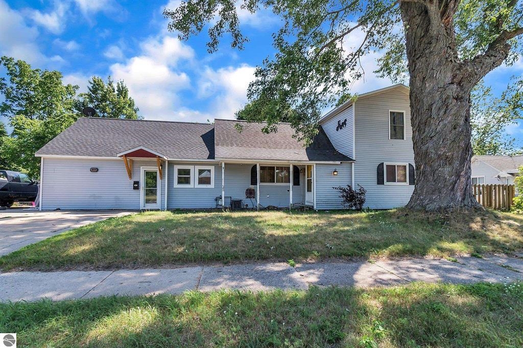 Homes for sale in Cadillac, MI | 817 Walnut St, Cadillac, MI 49601 | MLS# 80061284