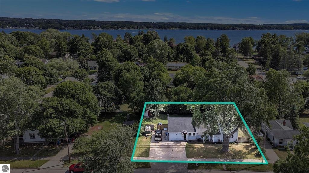 Homes for sale in Cadillac, MI | 817 Walnut St, Cadillac, MI 49601 | MLS# 80061284