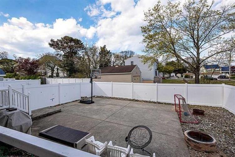 123 E Cedar Avenue