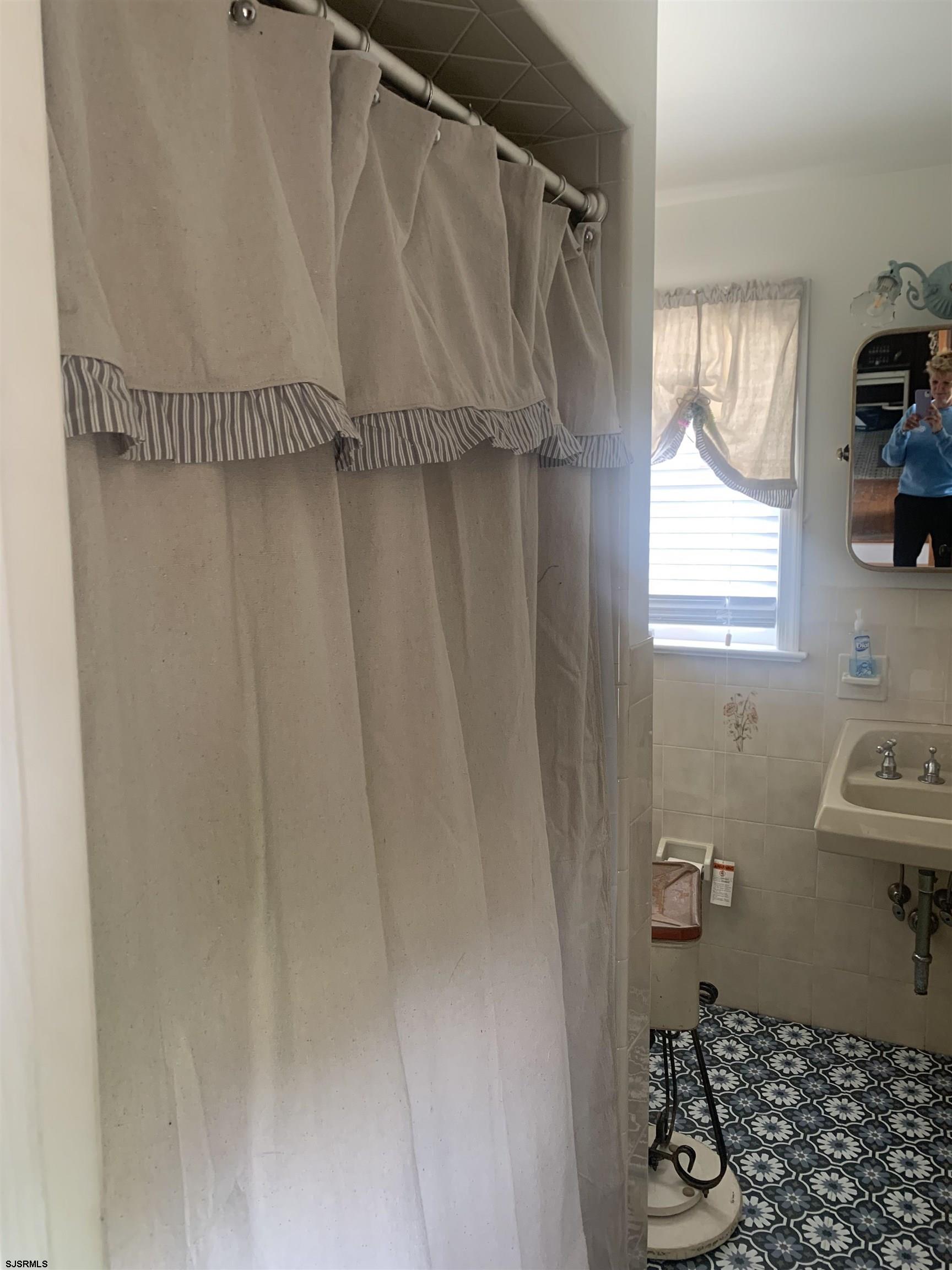 105 Thompson Ln