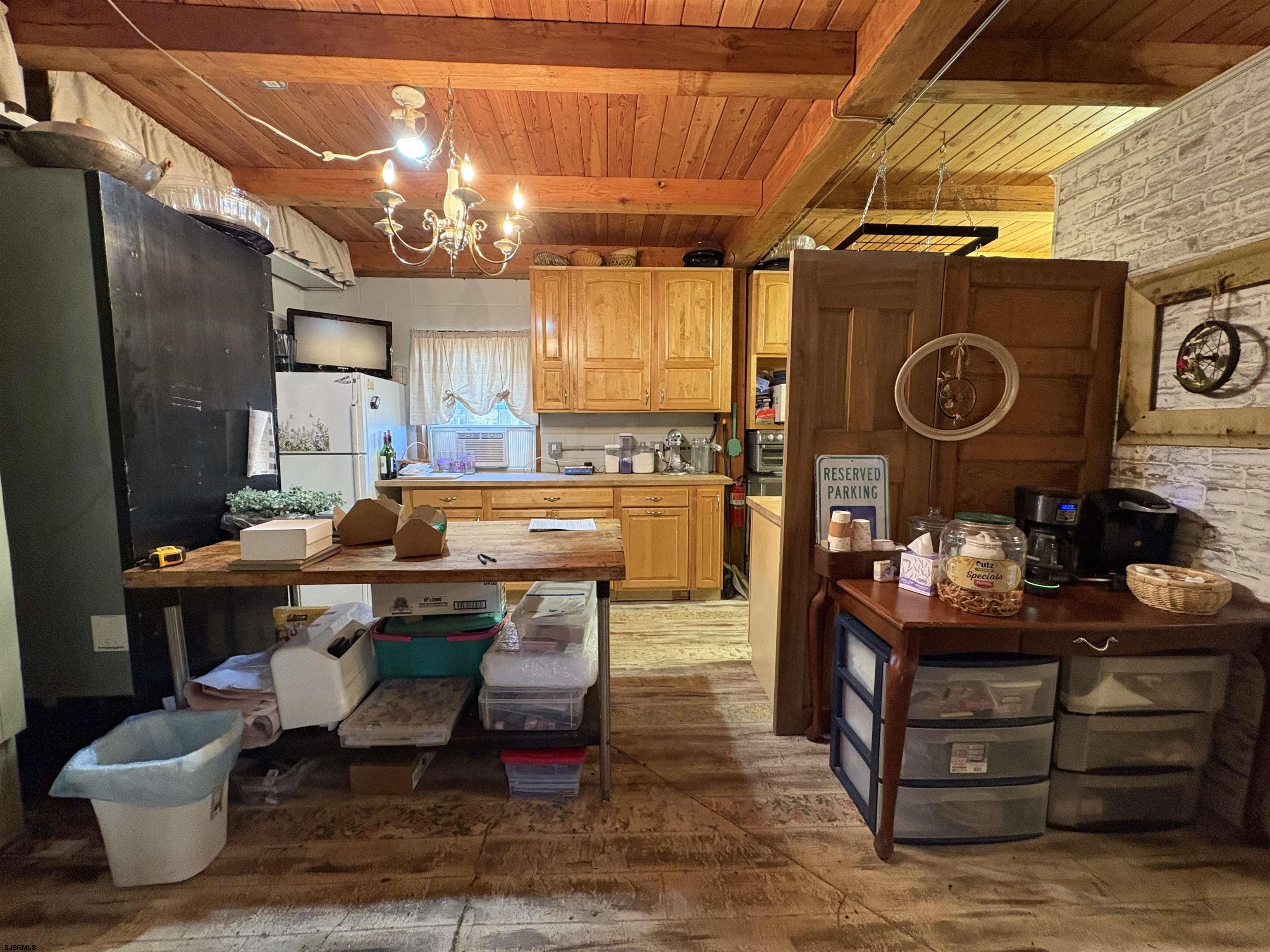 105 Thompson Ln