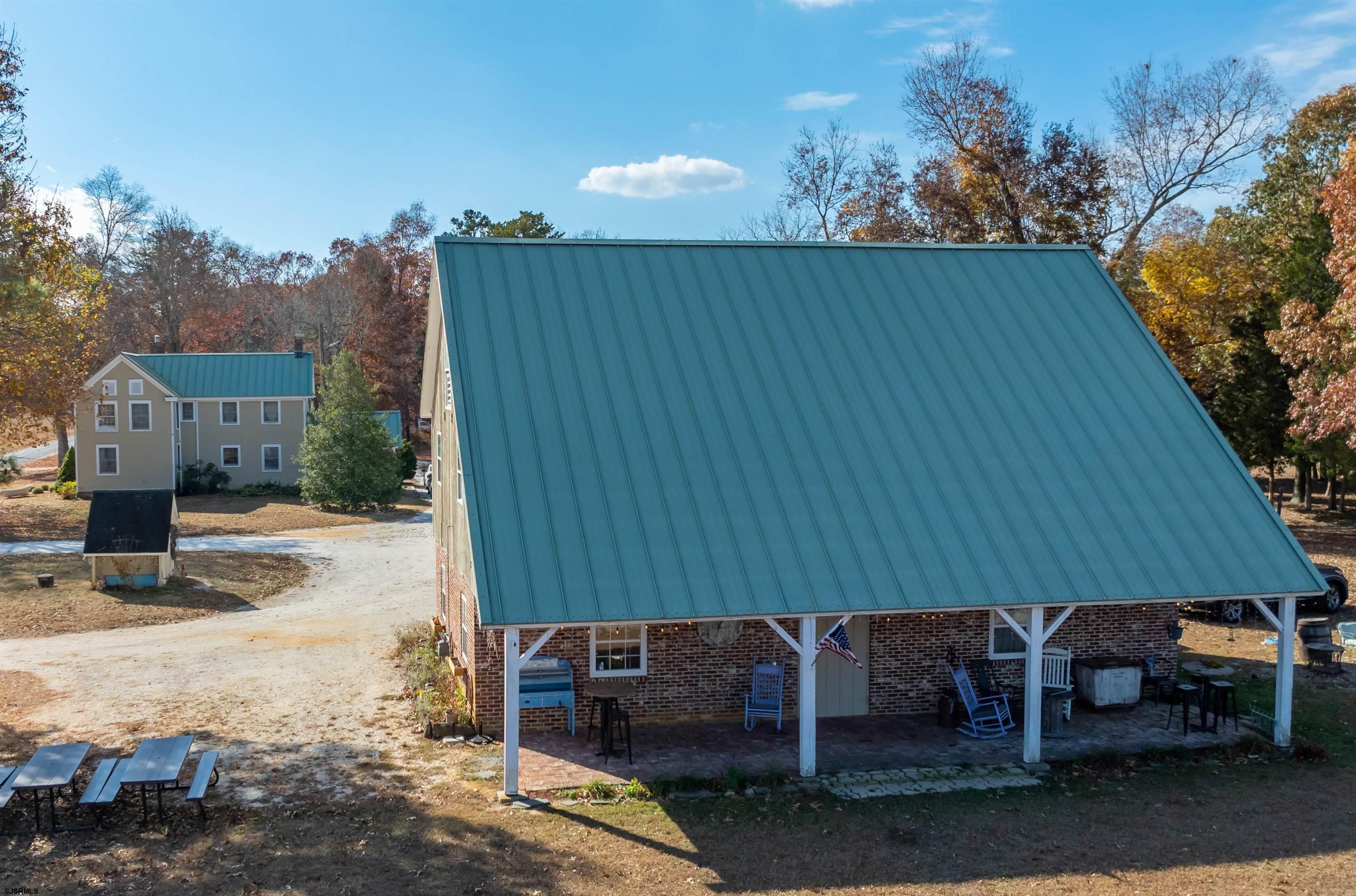 105 Thompson Ln