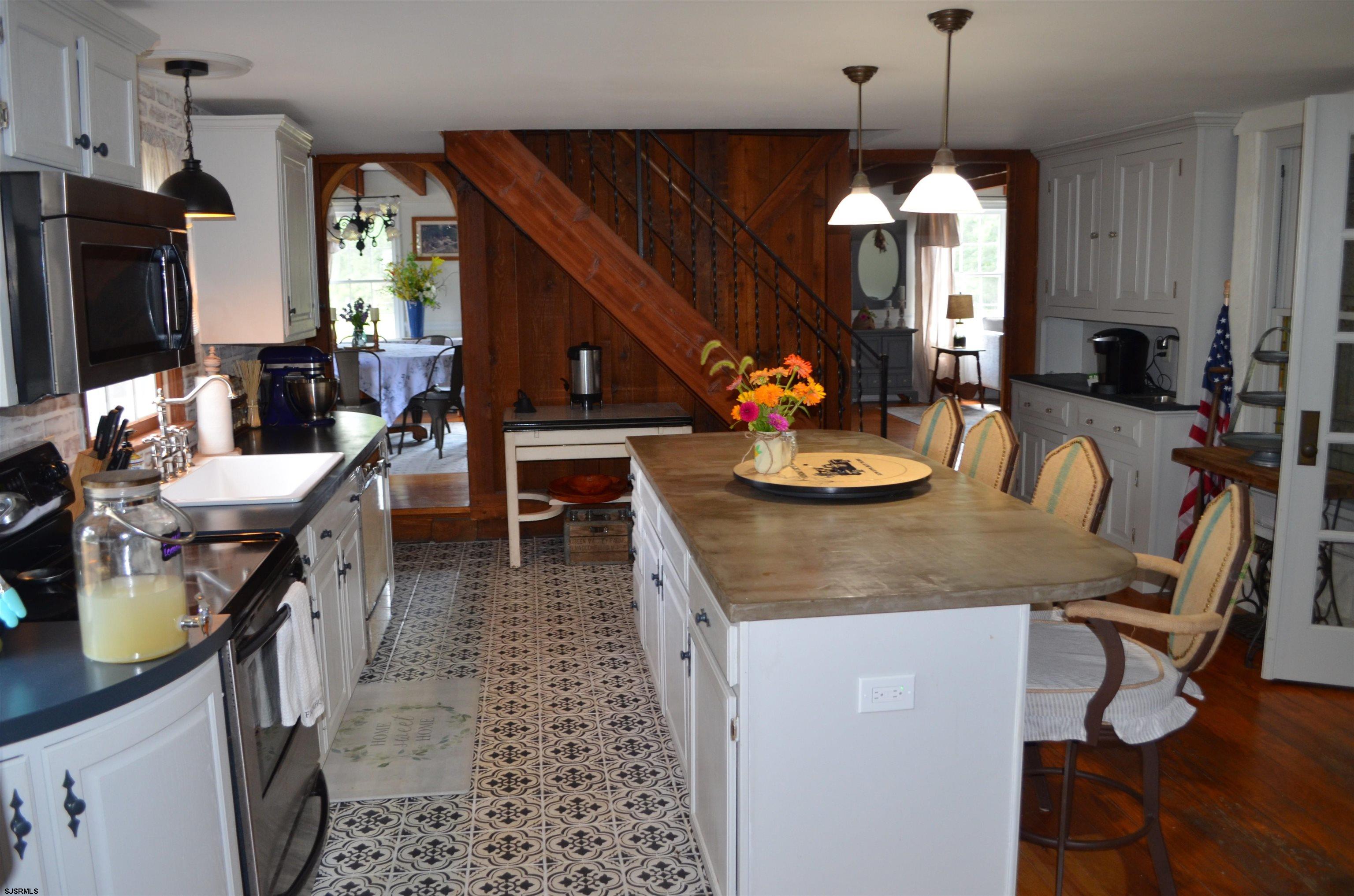 105 Thompson Ln