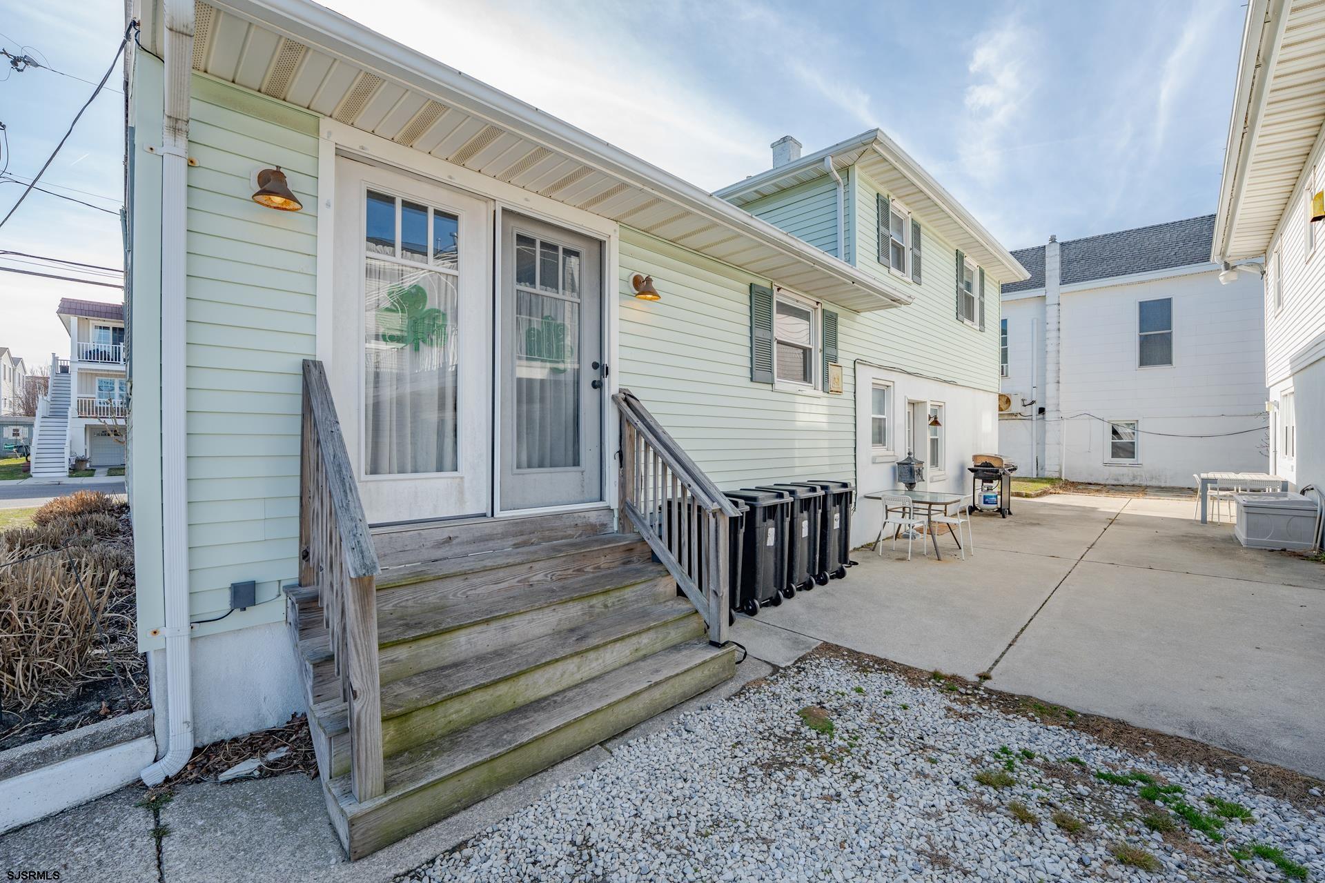 11 E 7th Street