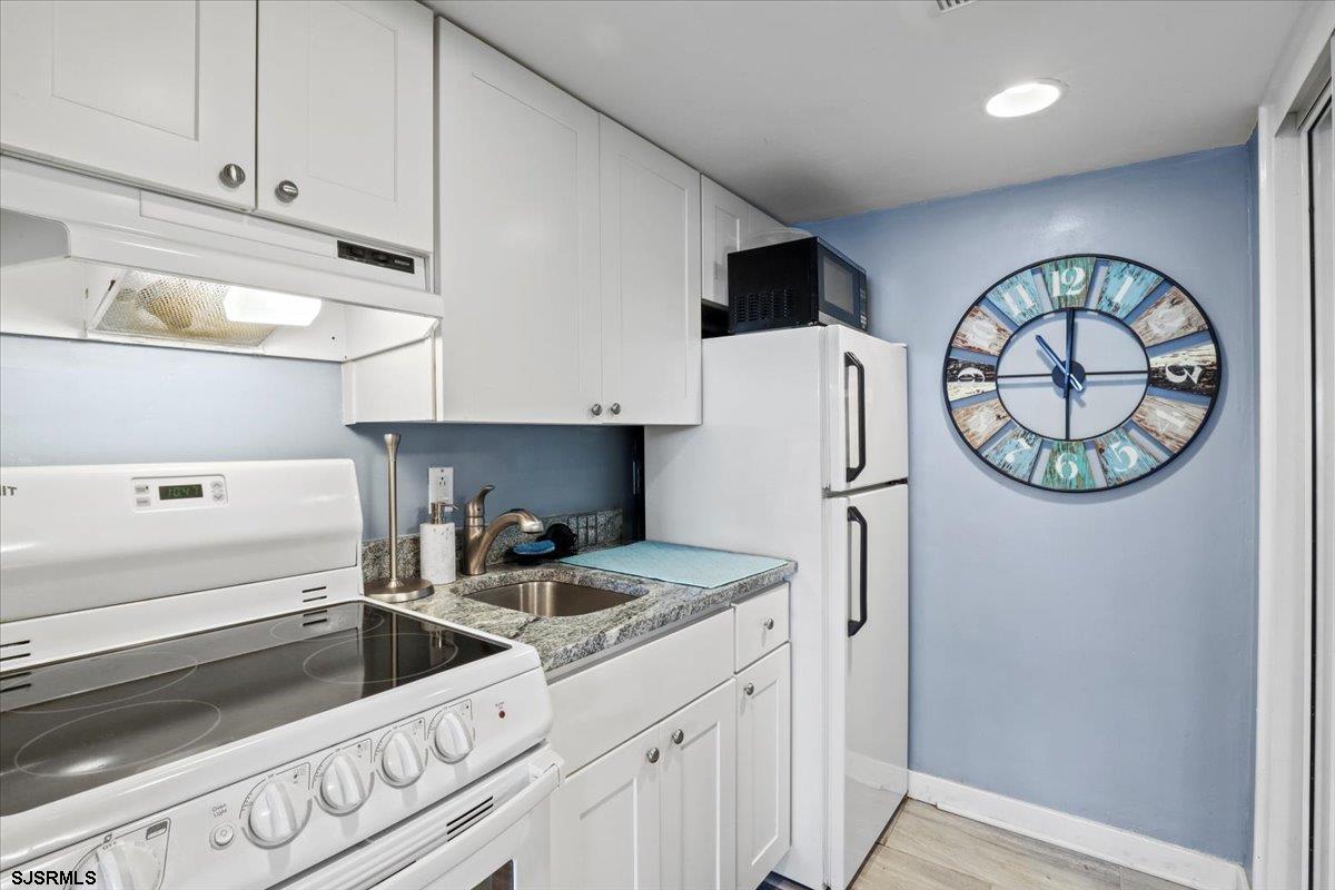 111 S Surrey Avenue - Picture 3