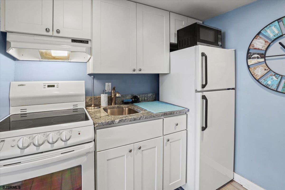 111 S Surrey Avenue - Picture 4