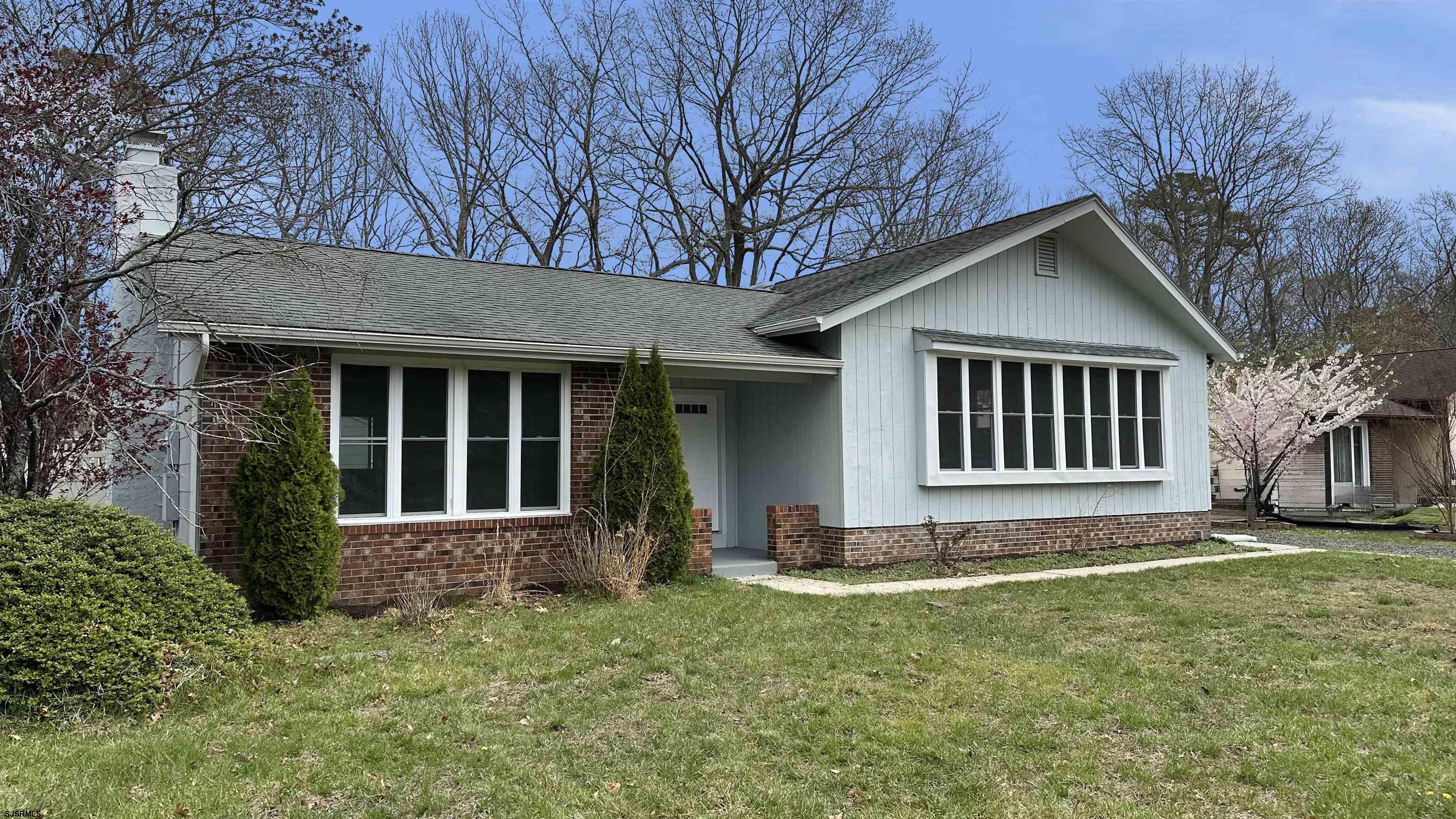 301 S Cambridge Ct - Picture 2