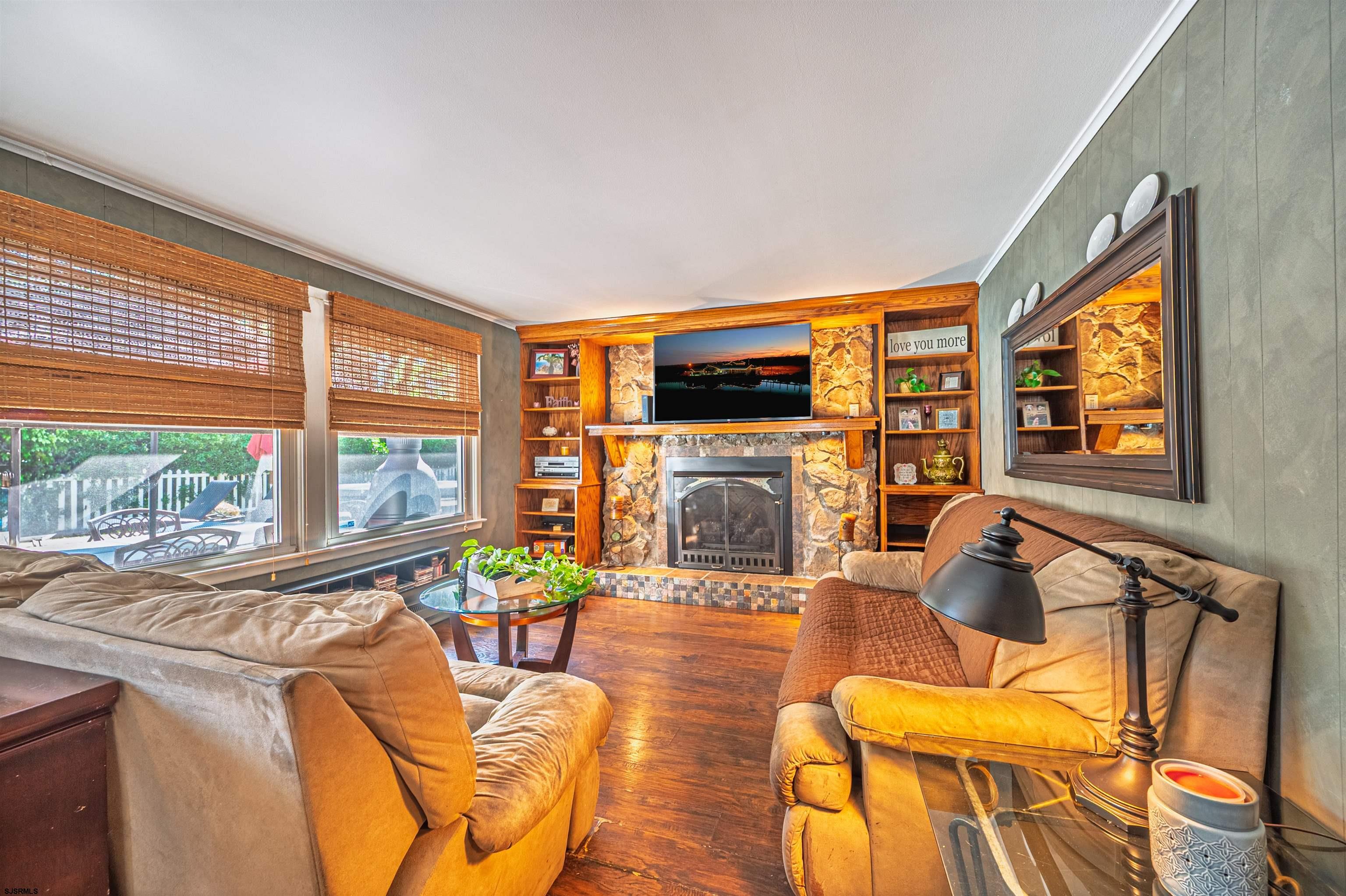 6 Holly Dr