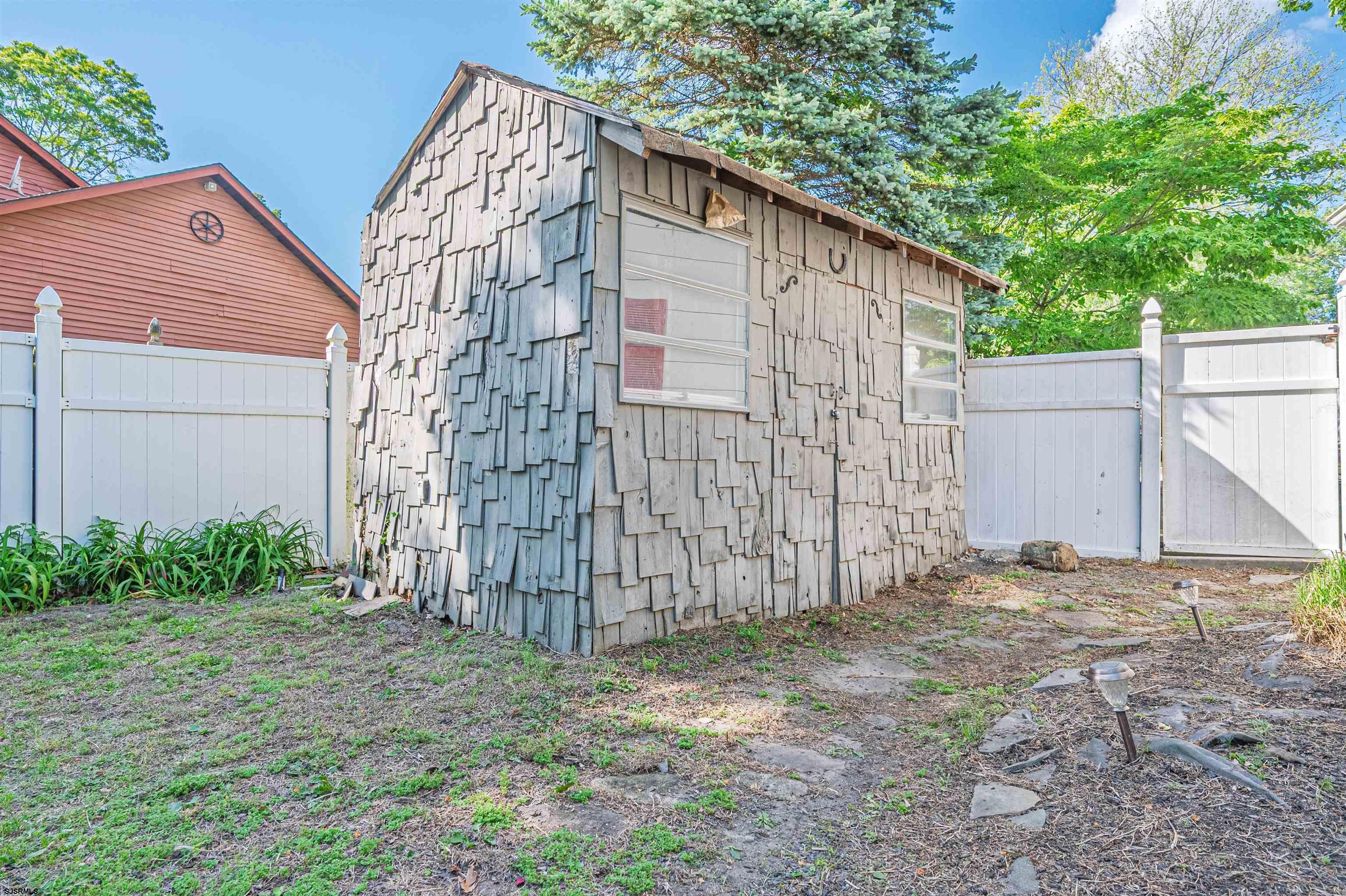 6 Holly Dr