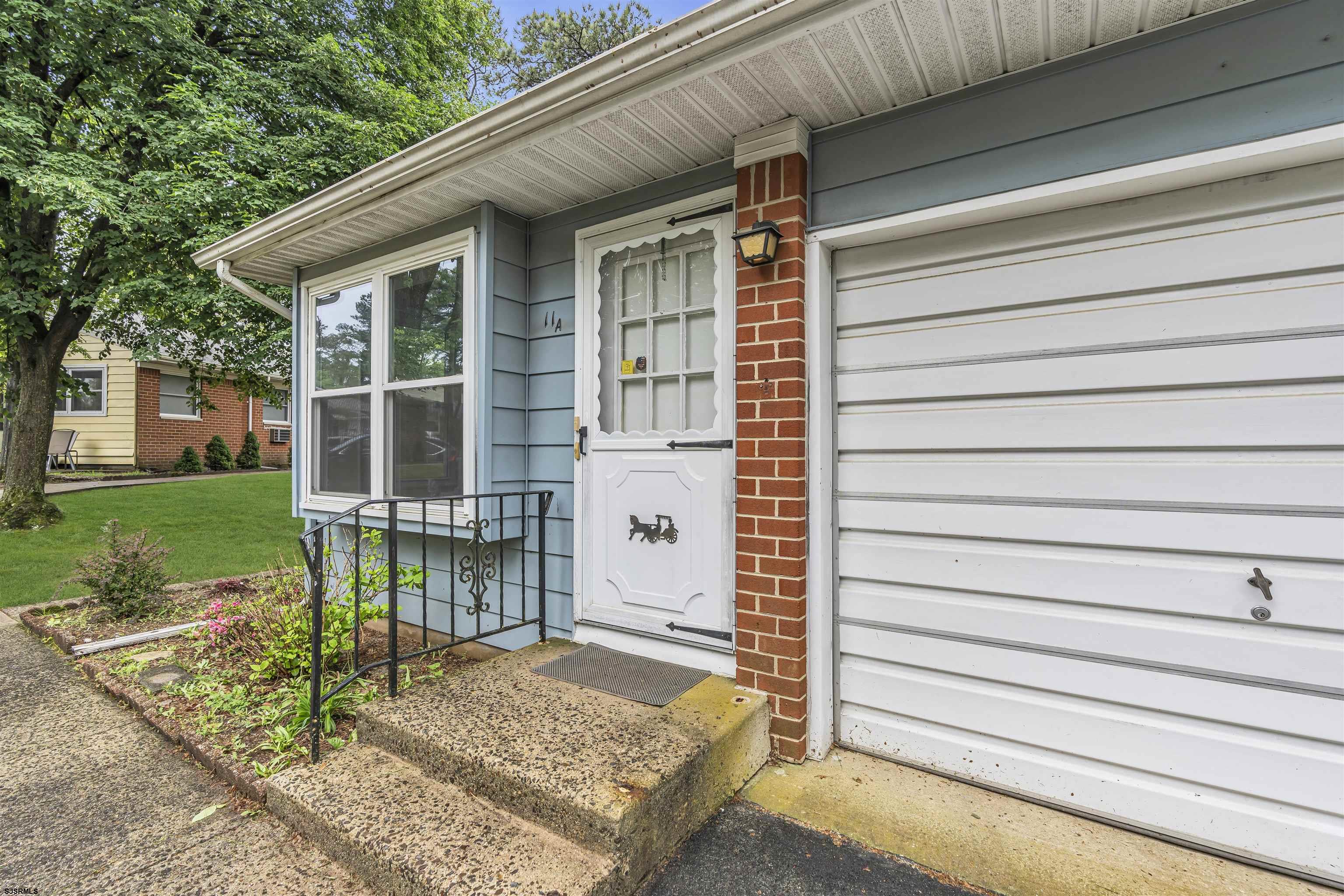 11 Lexington Dr - Picture 1