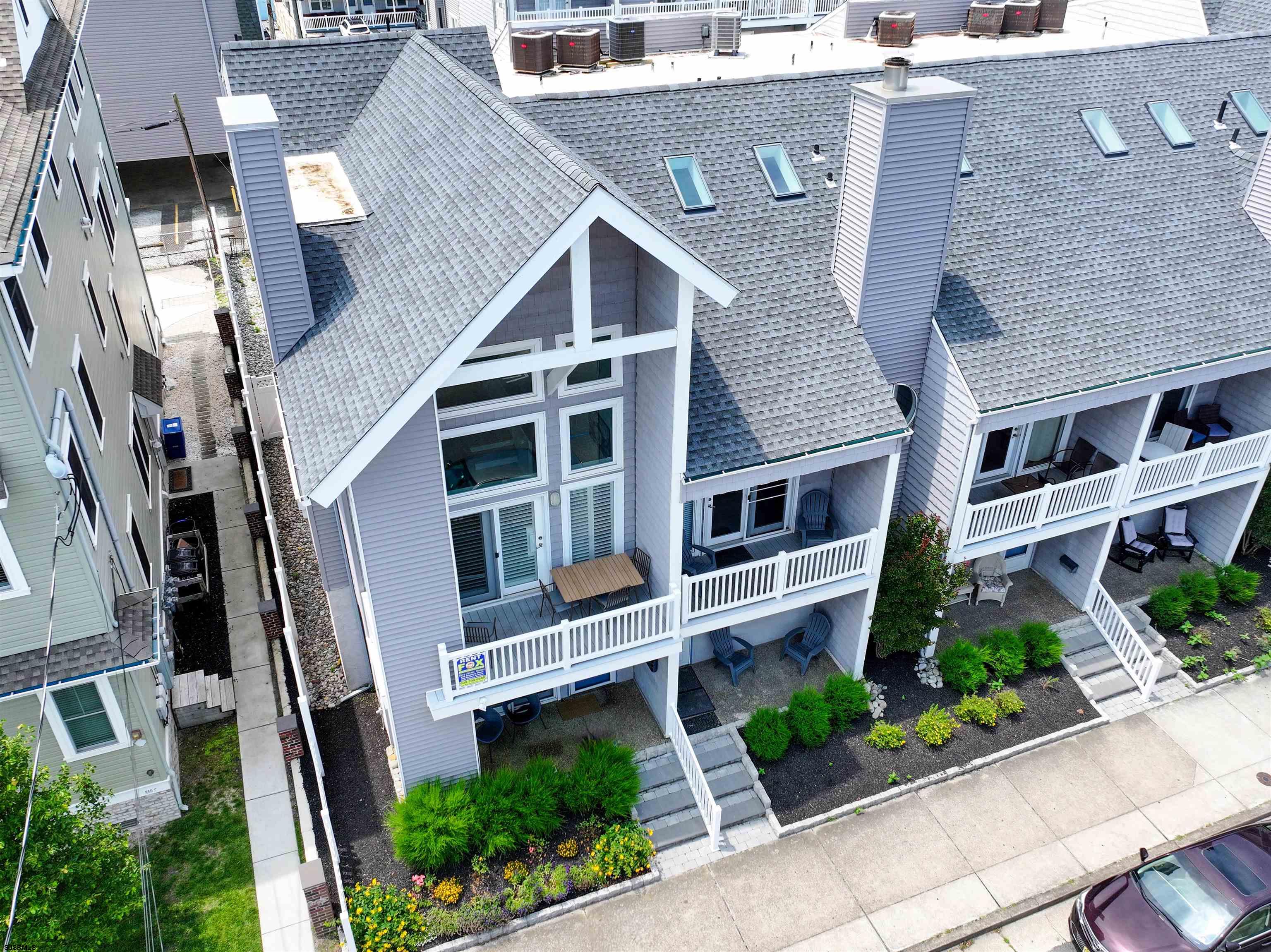 858 E 7th Street