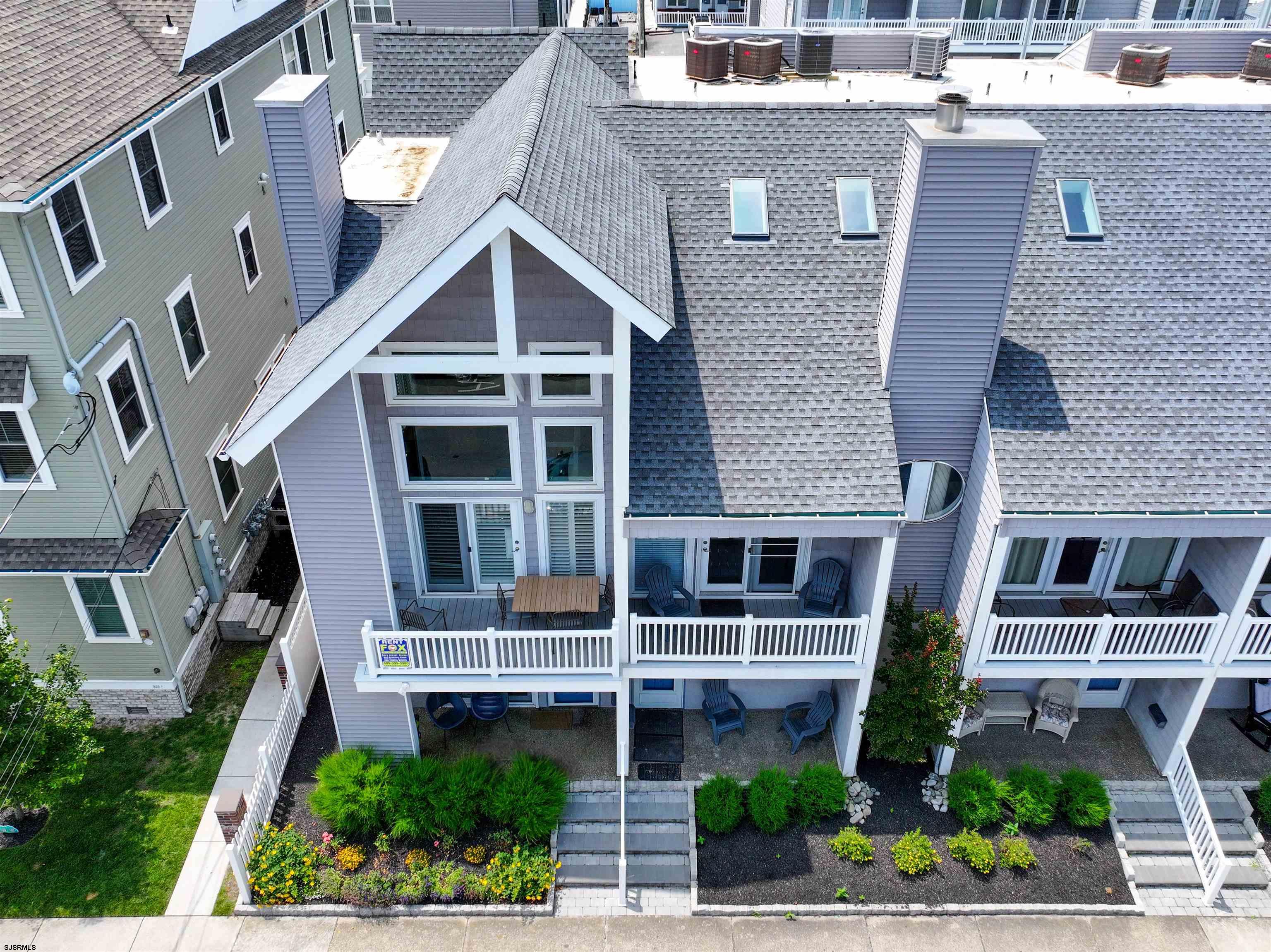 858 E 7th Street