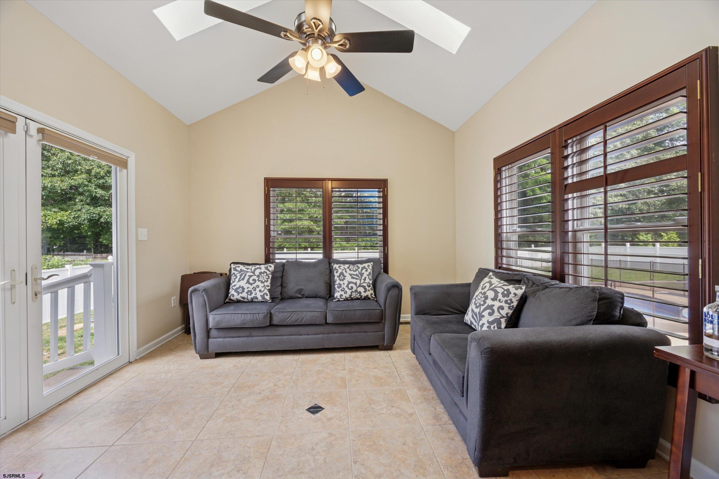 16 Scarlett Oak Cir