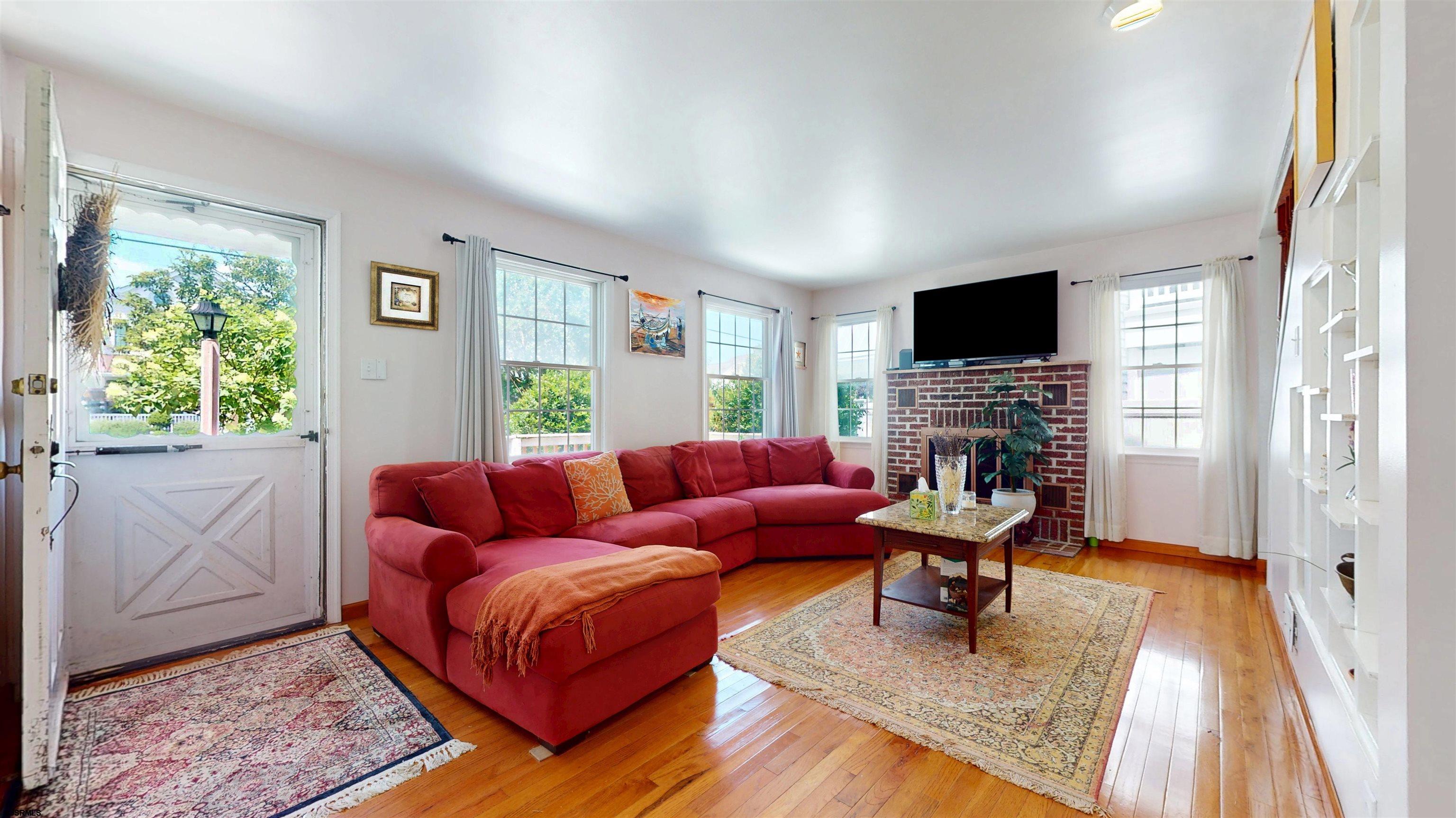 211 W Seaspray