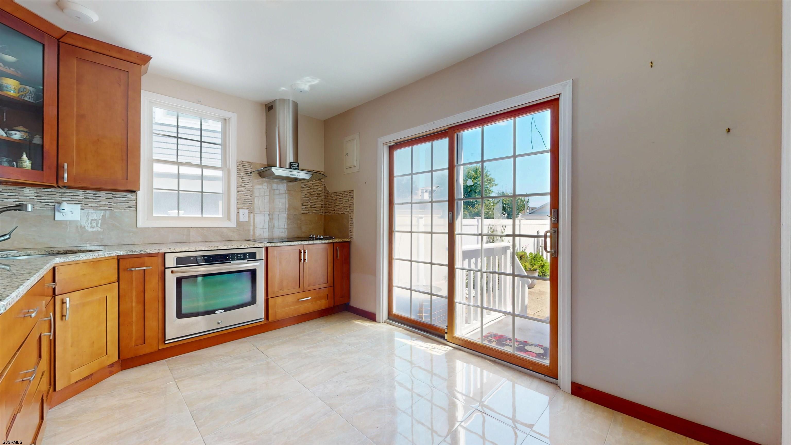 211 W Seaspray