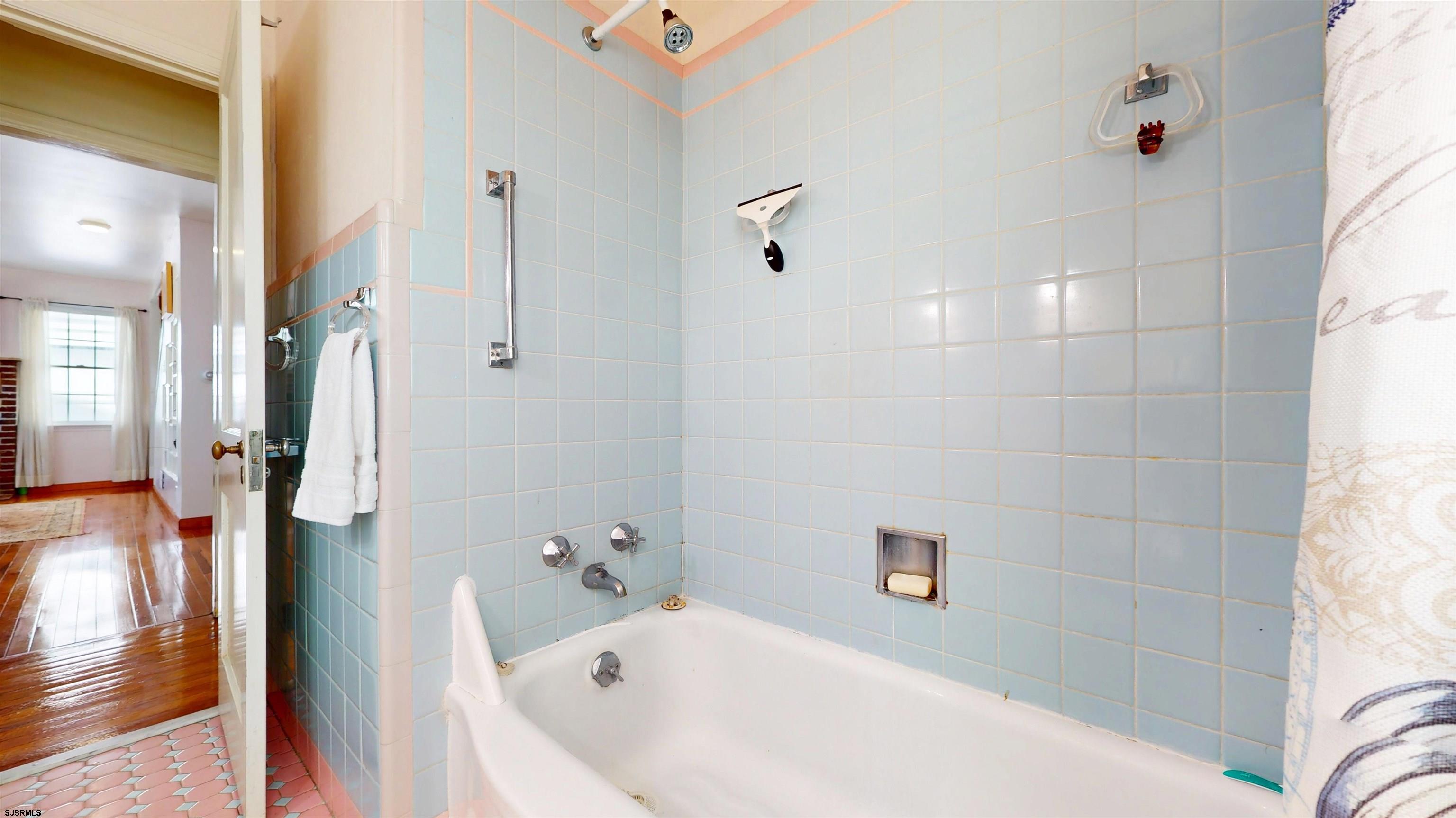 211 W Seaspray