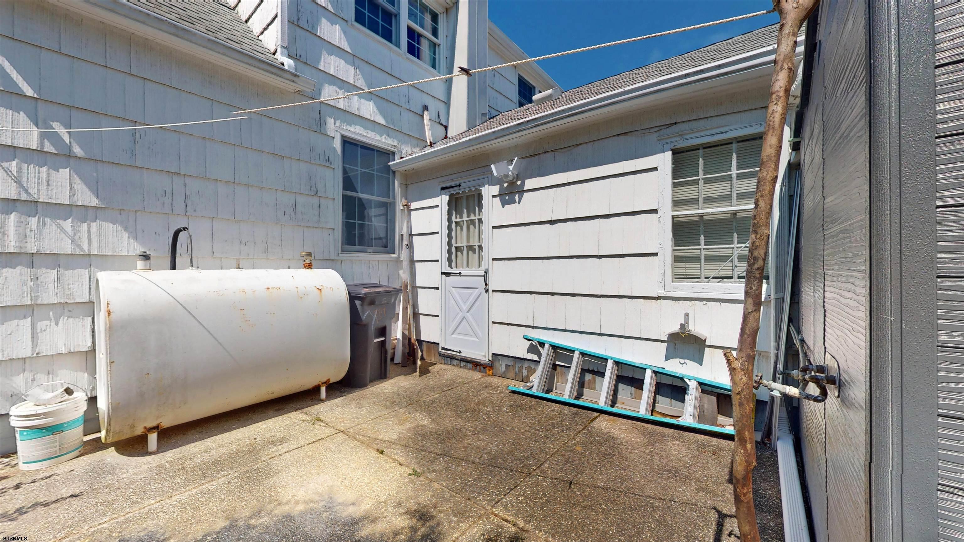 211 W Seaspray