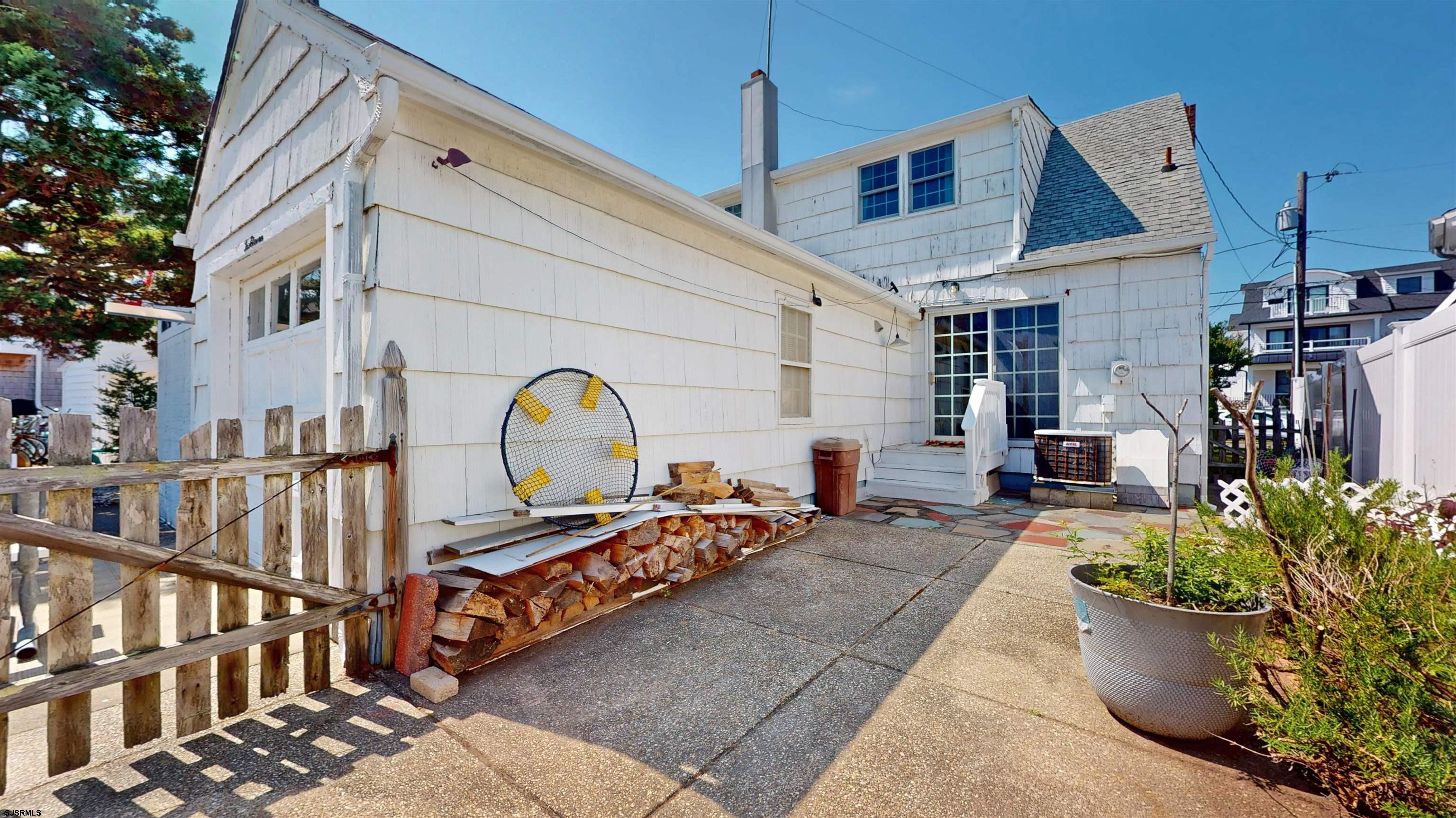 211 W Seaspray