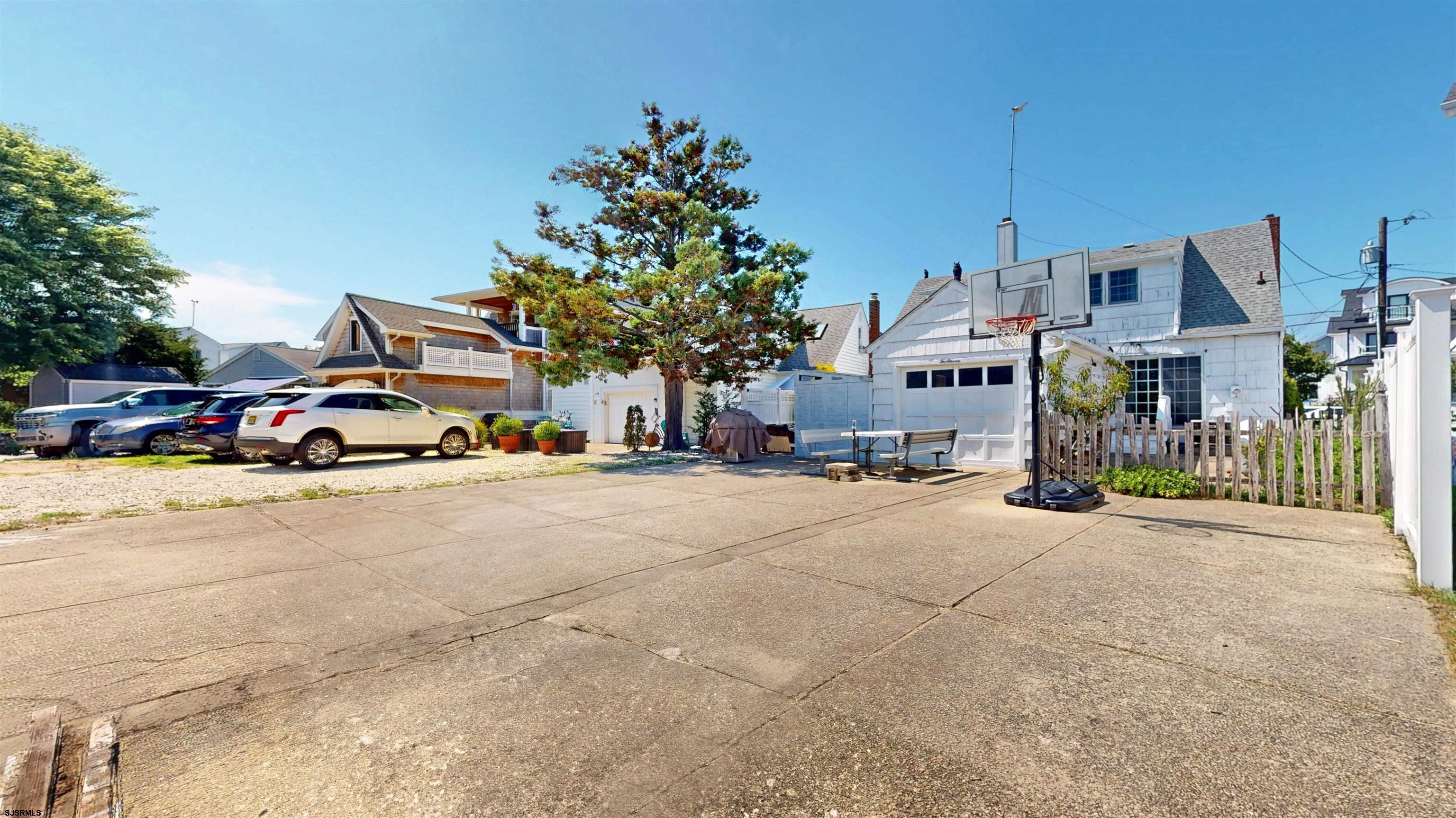 211 W Seaspray