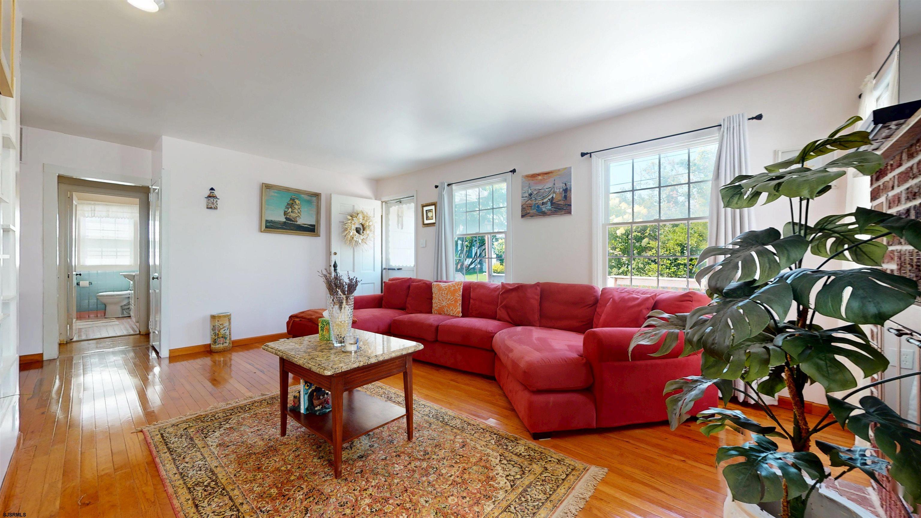 211 W Seaspray