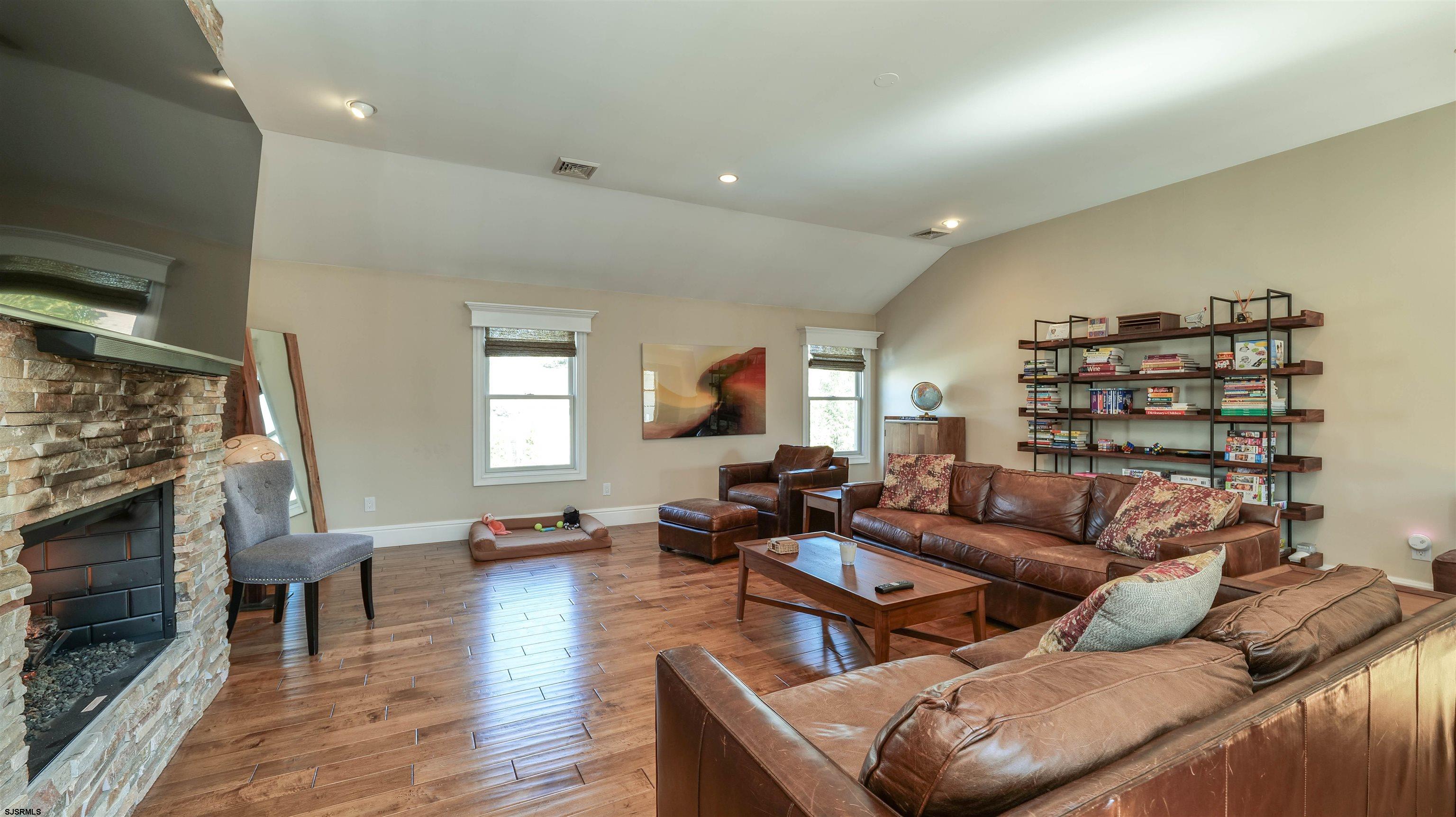 10 E Sunset Avenue