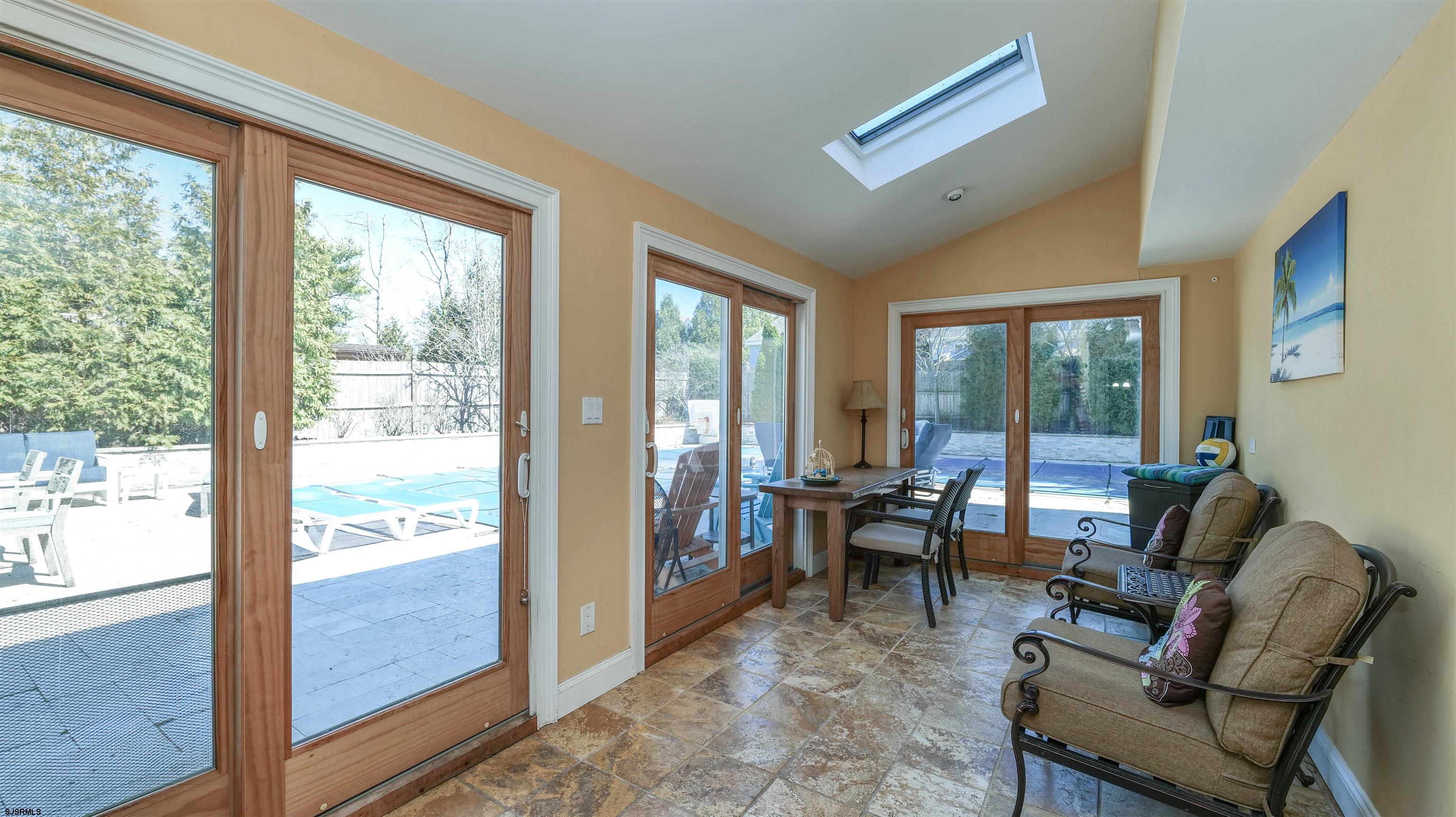 10 E Sunset Avenue