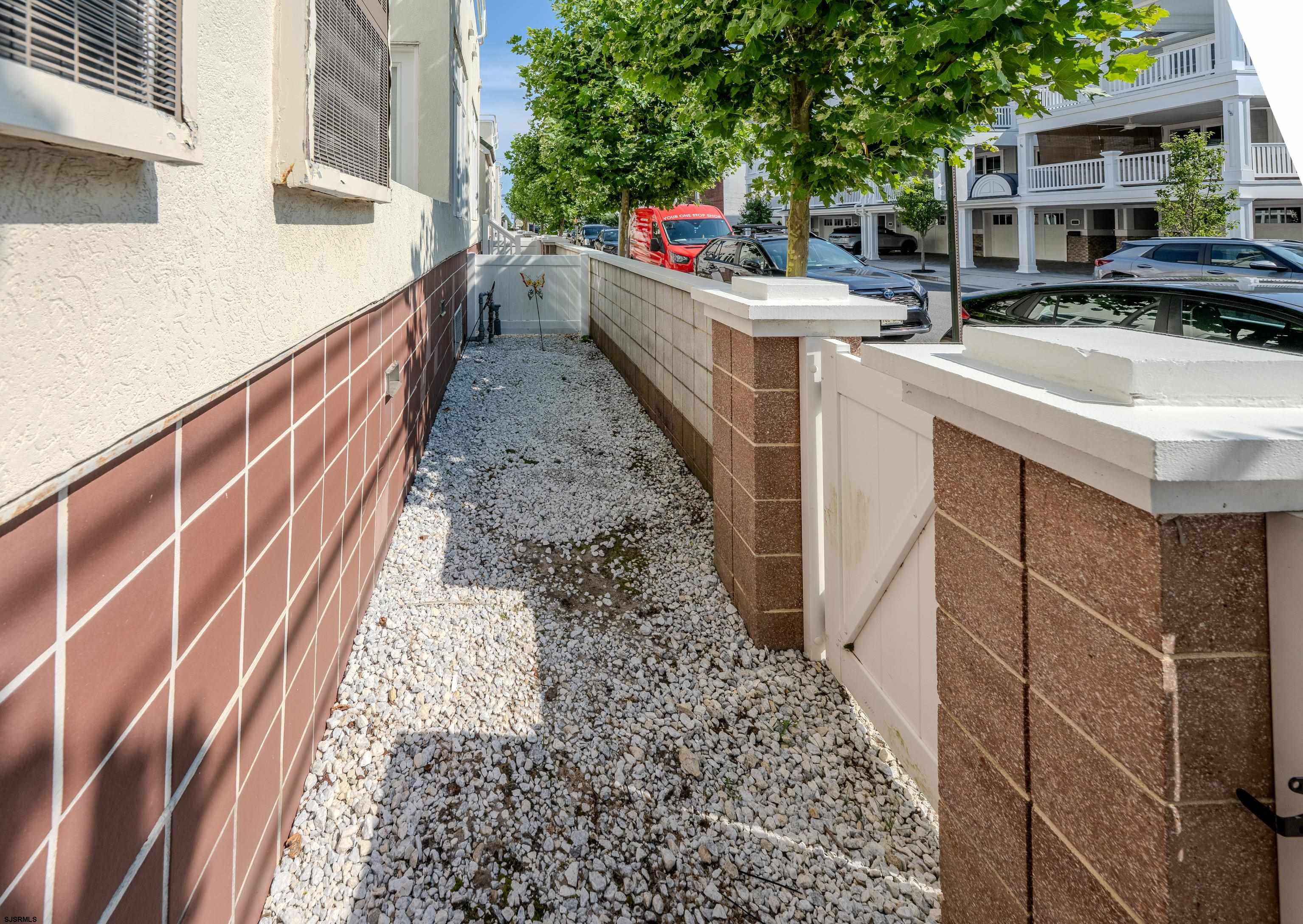 7701 Atlantic Avenue - Picture 2